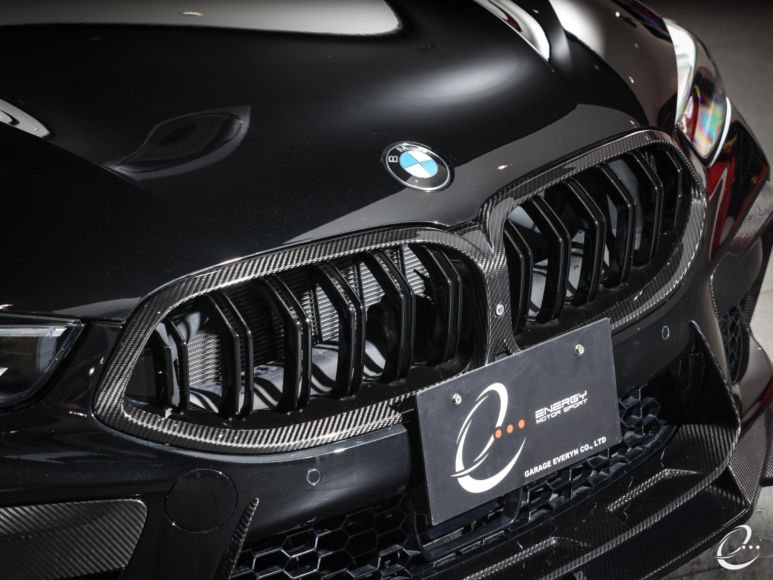 2021 BMW M8 Gran Coupe - ＢＭＷ M8グランクーペ コンペティション 4WD フルカスタム OP1020 JB4 720-750馬力 Mカーボンセラミックブレーキ FORGED EVO-1A 軽量鍛造21インチホイール ドライカーボンエアロ カーボンエアインテークシステム カーボンルーフ harman/kardonサラウンド