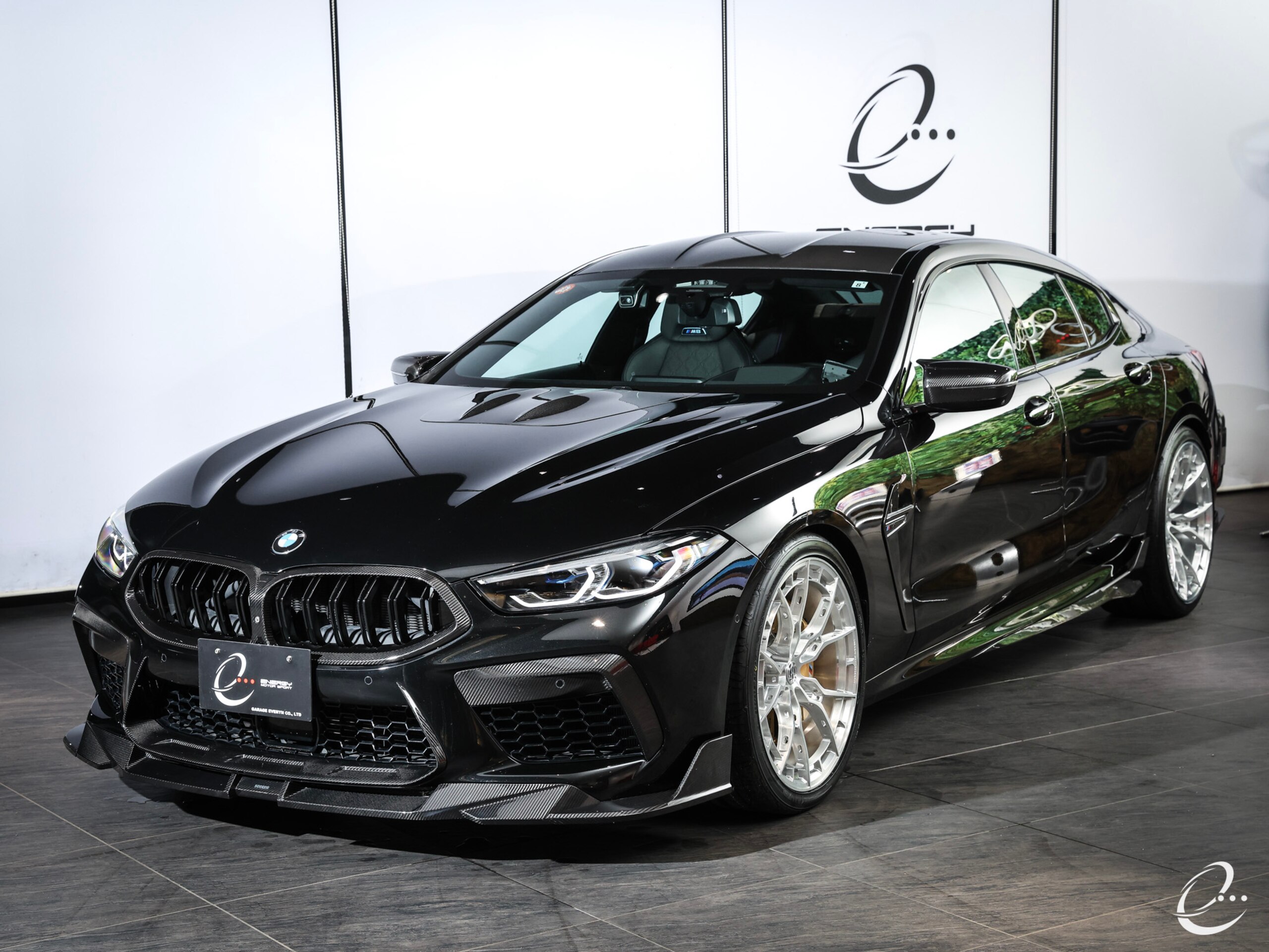 2021 BMW M8 Gran Coupe - ＢＭＷ M8グランクーペ コンペティション 4WD フルカスタム OP1020 JB4 720-750馬力 Mカーボンセラミックブレーキ FORGED EVO-1A 軽量鍛造21インチホイール ドライカーボンエアロ カーボンエアインテークシステム カーボンルーフ harman/kardonサラウンド