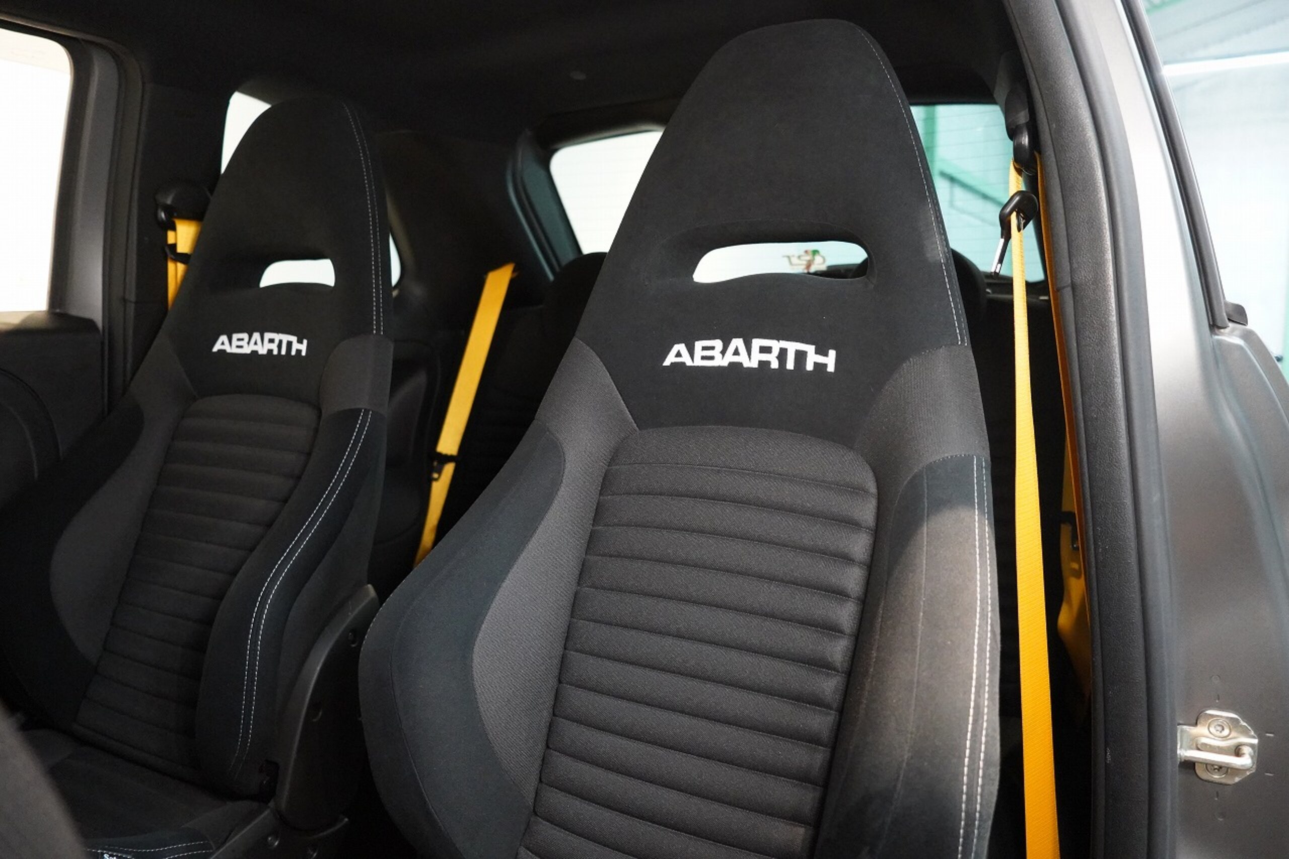 2021 Abarth 595 - 2021 أبارث 595