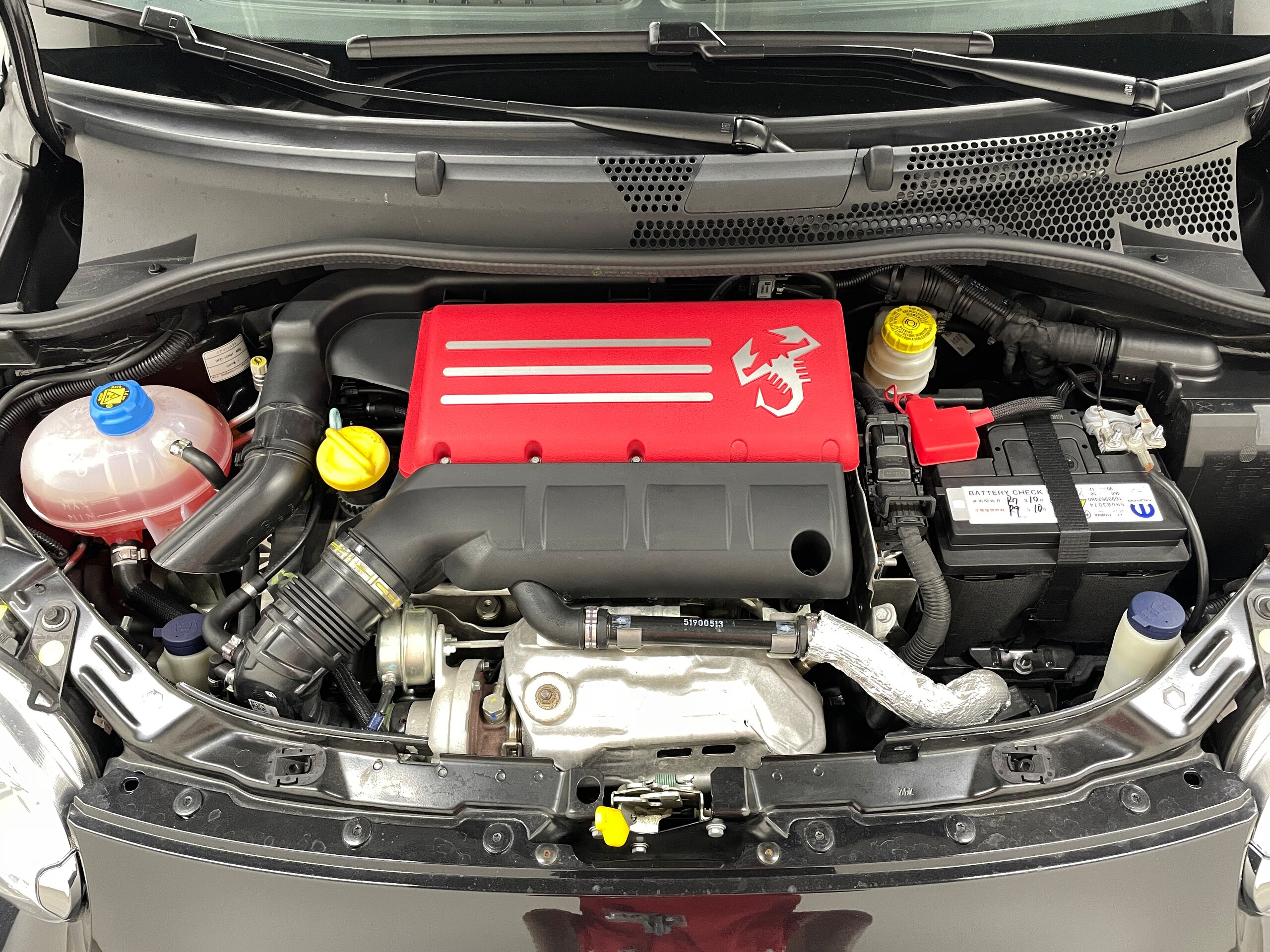 2022 Abarth 695 Esseesse - アバルト 695エッセエッセ 1.4 400台限定車 ワンオーナー 禁煙車 5速マニュアル 17インチAW アジャスタブルスポイラー Sabelt製スポーツシート Uconnectディスプレイオーディオ ETC