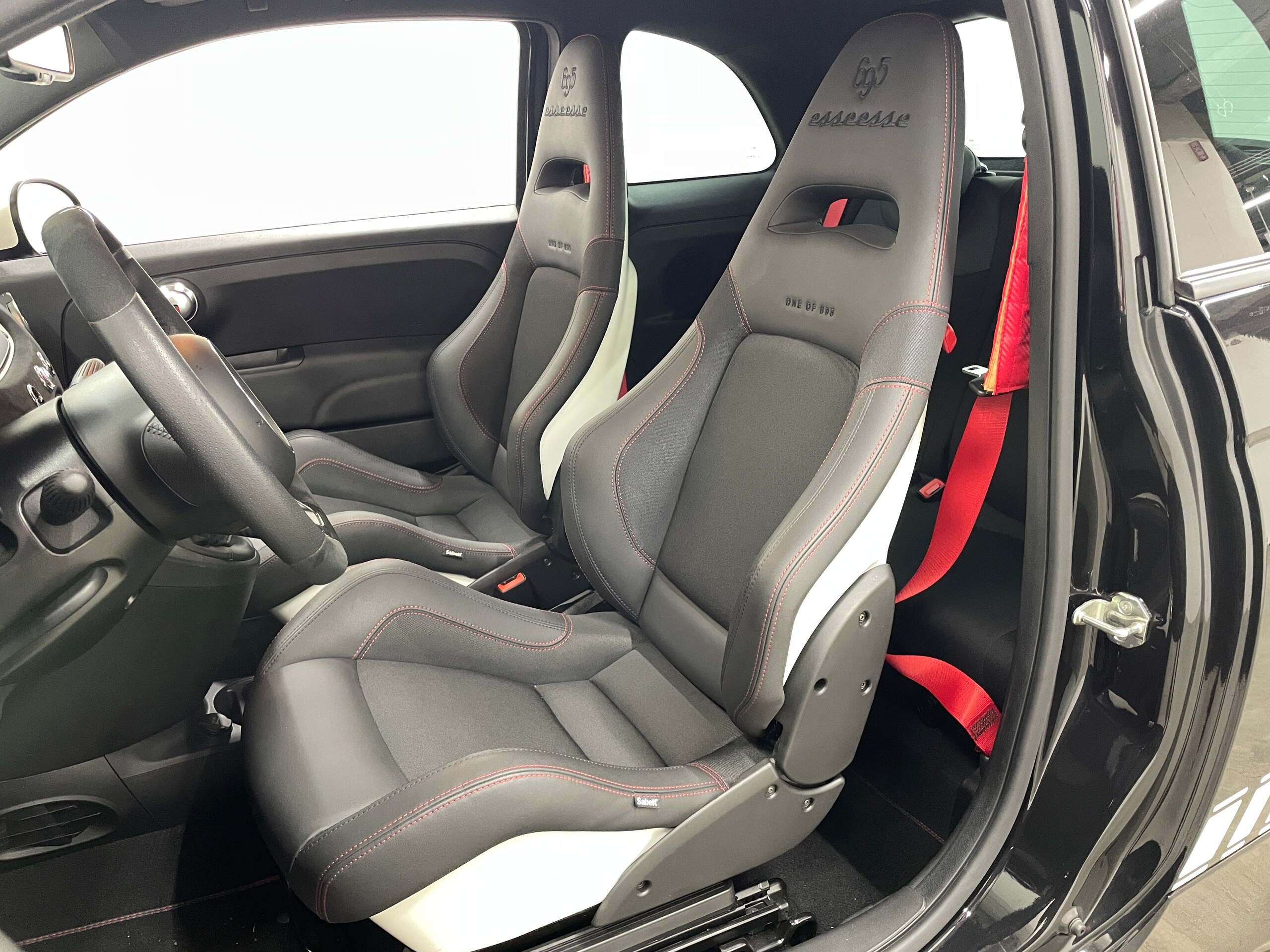 2022 Abarth 695 Esseesse - アバルト 695エッセエッセ 1.4 400台限定車 ワンオーナー 禁煙車 5速マニュアル 17インチAW アジャスタブルスポイラー Sabelt製スポーツシート Uconnectディスプレイオーディオ ETC