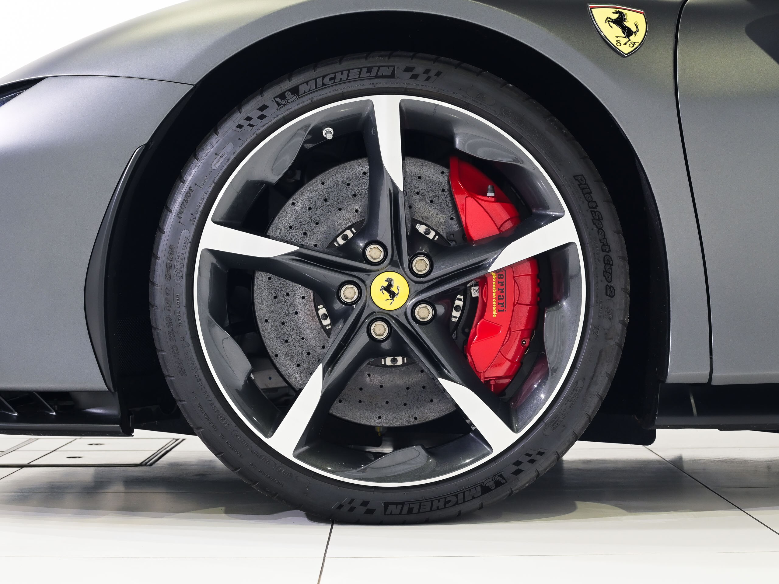 2022 Ferrari SF90 Stradale - フェラーリ SF90ストラダーレ F1 DCT E4WD カーボンファイバーレーシングシート 20インチ・ダイアモンド研磨仕上・スポーツホイール(鍛造) Appleカープレイ LED付カーボンファイバー製ドライバーゾーン カーボンファイバー製ダッシュボード