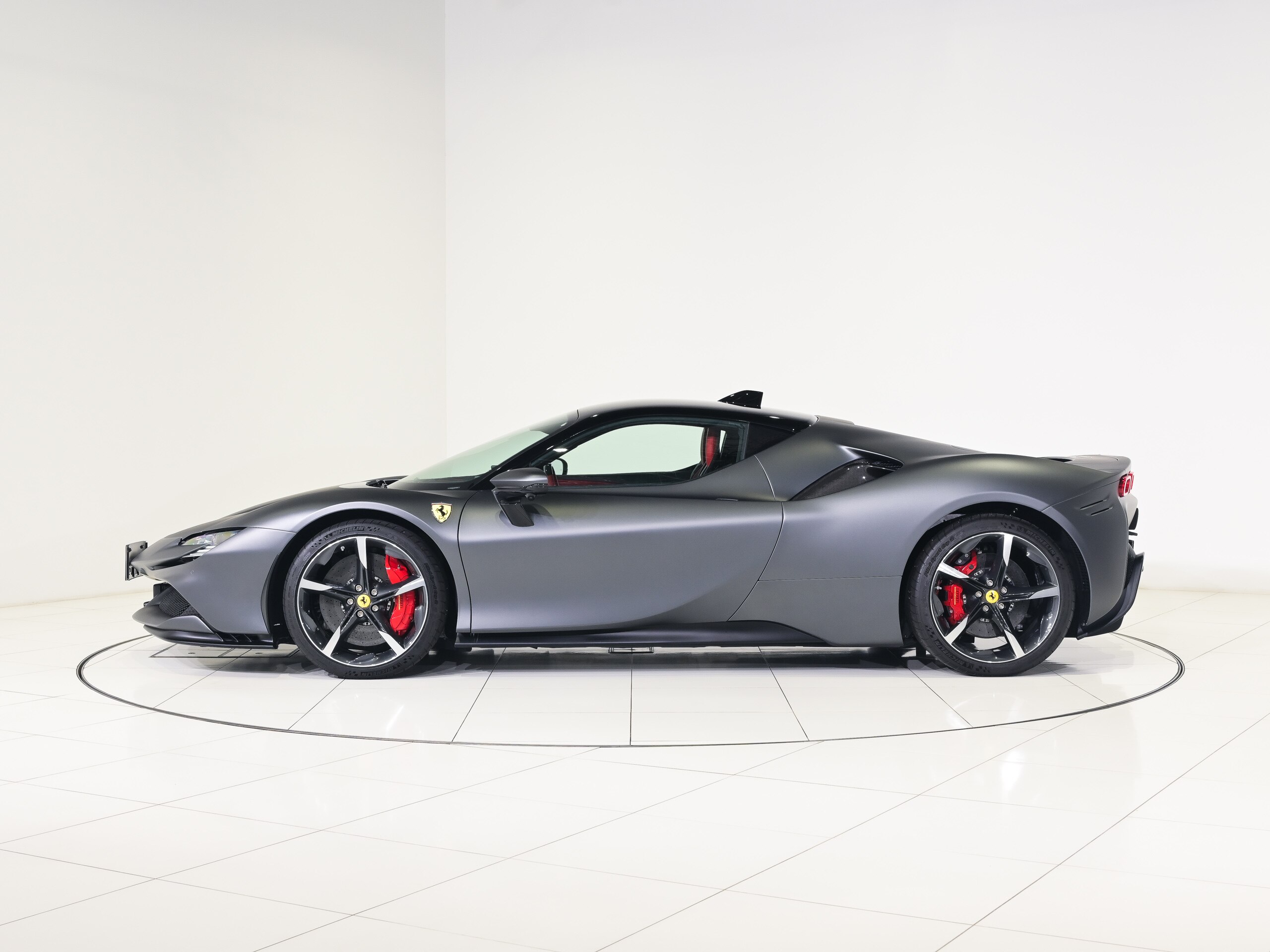 2022 Ferrari SF90 Stradale - フェラーリ SF90ストラダーレ F1 DCT E4WD カーボンファイバーレーシングシート 20インチ・ダイアモンド研磨仕上・スポーツホイール(鍛造) Appleカープレイ LED付カーボンファイバー製ドライバーゾーン カーボンファイバー製ダッシュボード