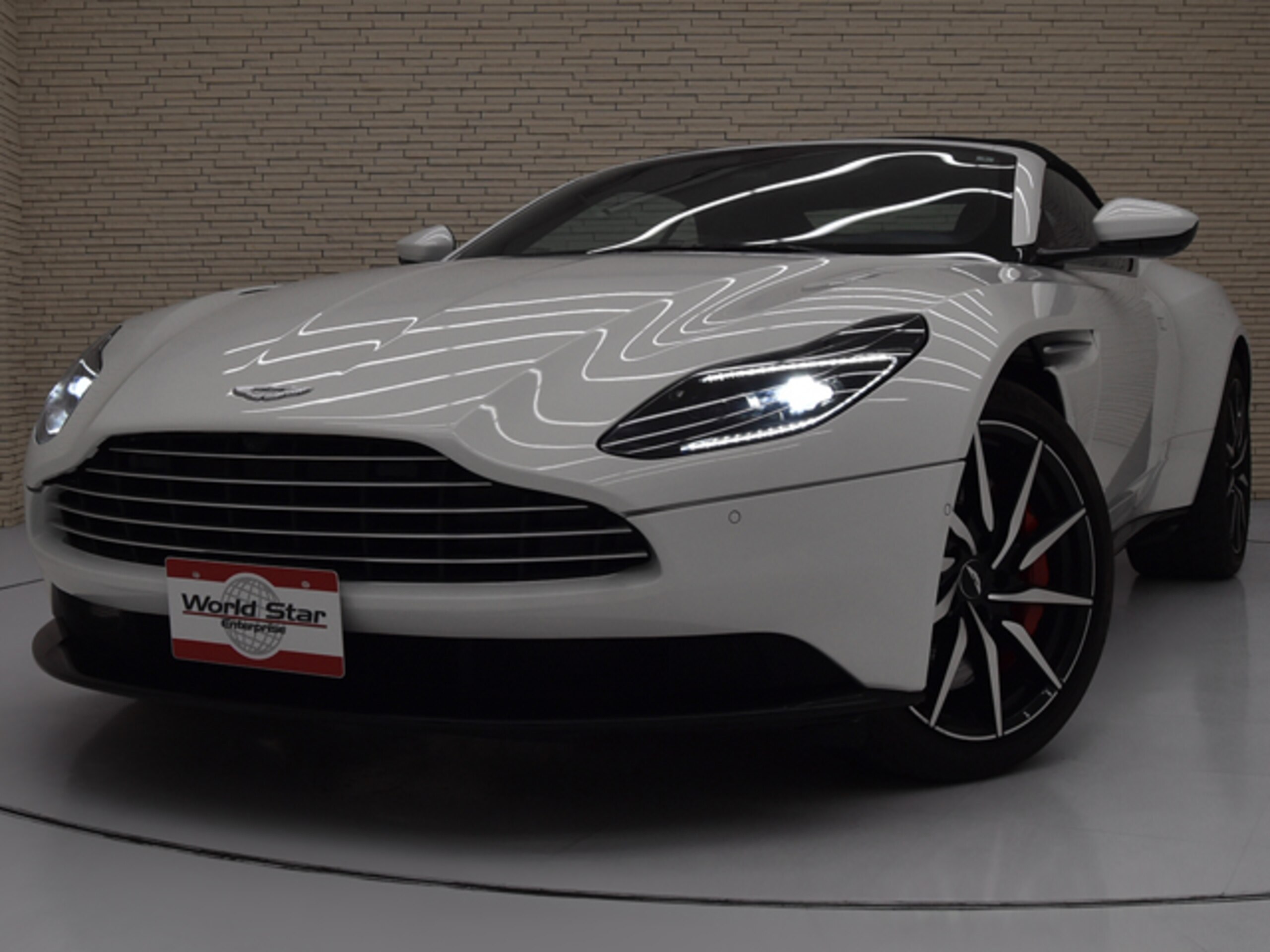 2022 Aston Martin DB11 Volante - 2022 أستون مارتن DB11 Volante