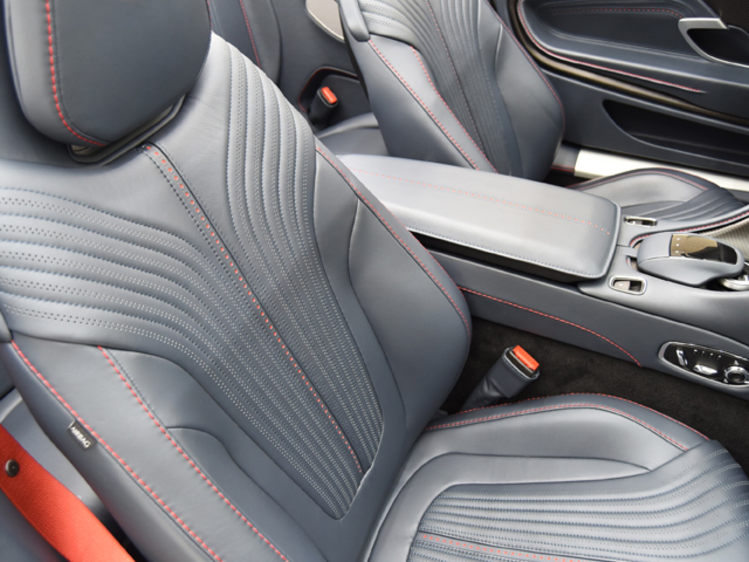 2022 Aston Martin DB11 Volante - 2022 أستون مارتن DB11 Volante