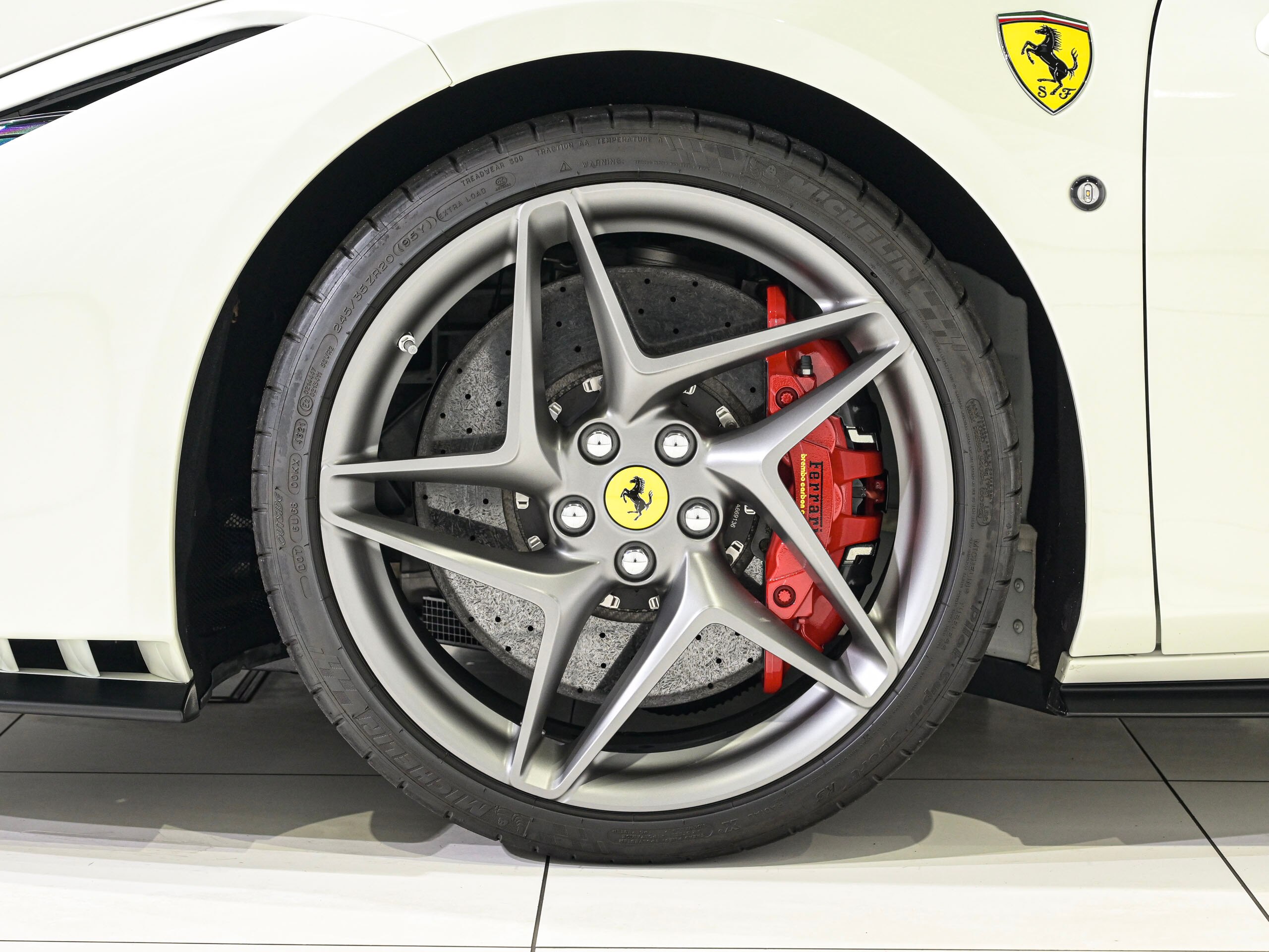2022 Ferrari F8Spider - フェラーリ F8スパイダー F1 DCT LED付カーボンファイバー製ドライバー・ゾーン 20インチ・マットグリジオコルサ鍛造ホイール サスペンションリフター カーボンファイバー製サイド・エアインテーク・スプリッター