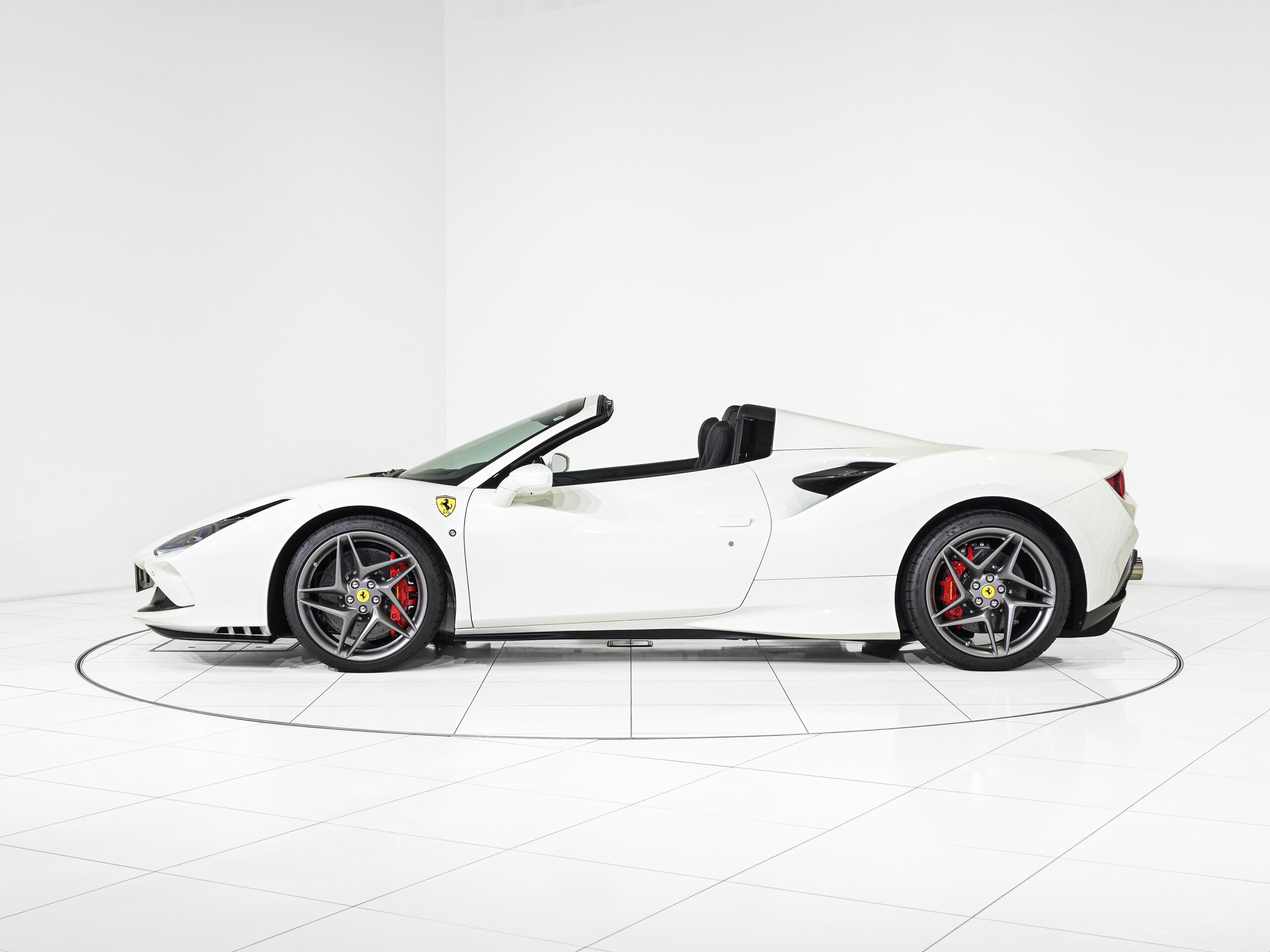 2022 Ferrari F8Spider - フェラーリ F8スパイダー F1 DCT LED付カーボンファイバー製ドライバー・ゾーン 20インチ・マットグリジオコルサ鍛造ホイール サスペンションリフター カーボンファイバー製サイド・エアインテーク・スプリッター