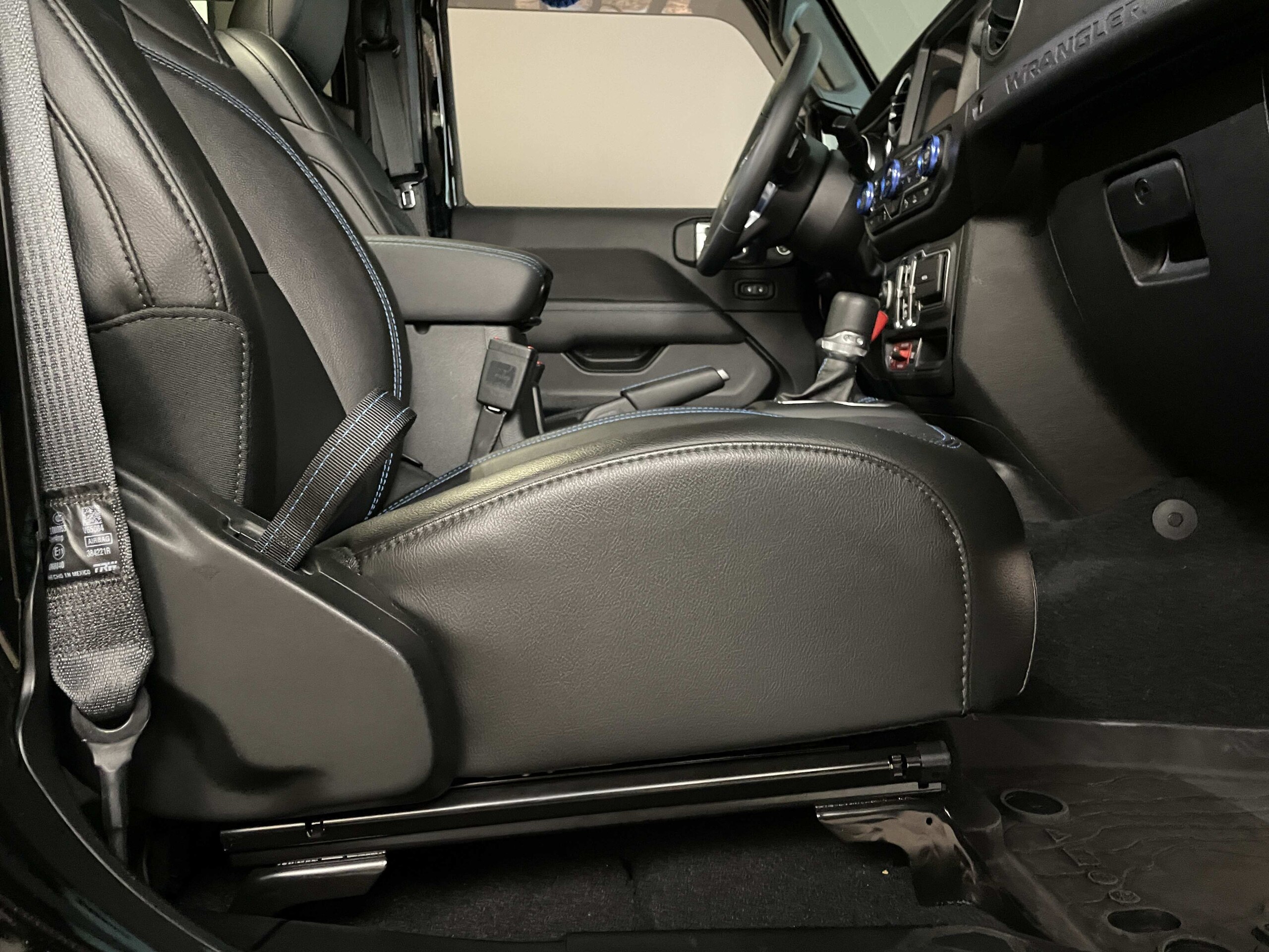 2022 Jeep Wrangler - ジープ ラングラー アンリミテッド ルビコン 4xe 4WD PHEV/純正ナビ/黒革シート/シートヒーター/ステアリングヒーター/バックカメラ/サイドビューカメラ/フロントカメラ/ETC2.0/ブラインドスポットモニター/アダプティブクルーズコントロール/カープレイ
