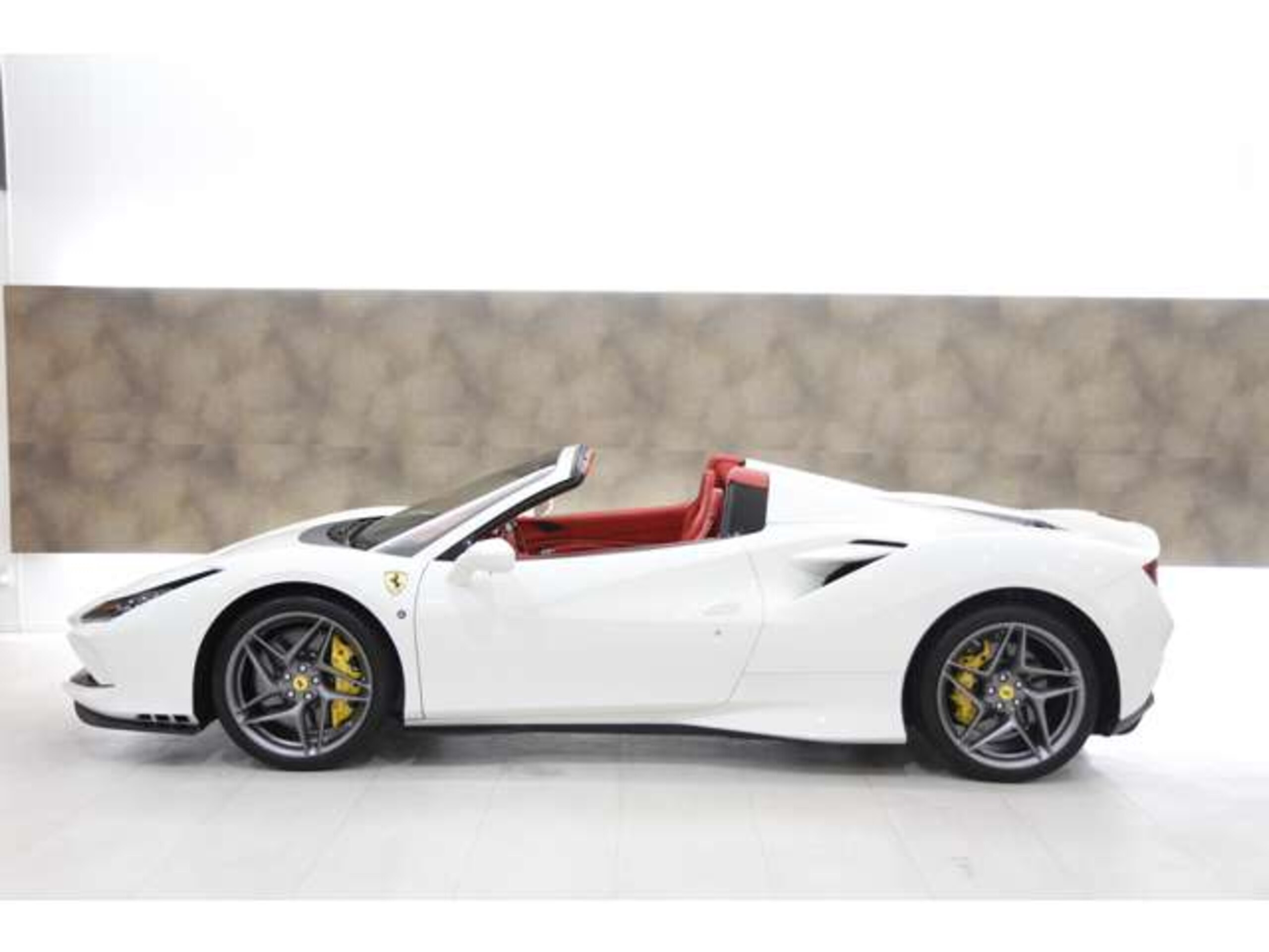 2022 Ferrari F8Spider - フェラーリ F8スパイダー F1 DCT 正規D車/ビアンコアヴス/4800km/カーボンレーシングシート/Fリフト/カーボンLEDステアリング/イエローブレーキキャリパー/純正マフラー/カーボンエンジンフード/イエローレブカウンター/プロテクション