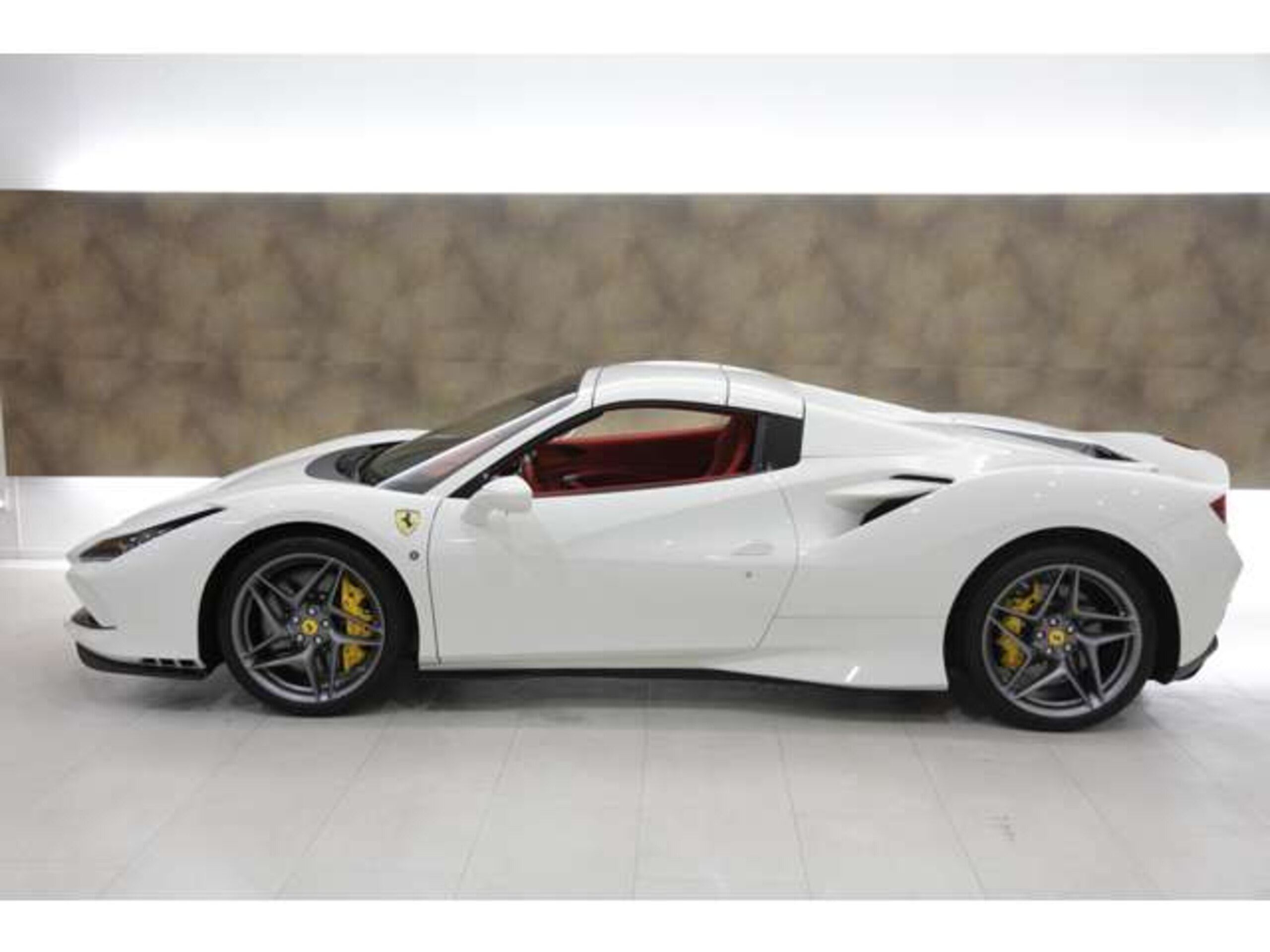 2022 Ferrari F8Spider - フェラーリ F8スパイダー F1 DCT 正規D車/ビアンコアヴス/4800km/カーボンレーシングシート/Fリフト/カーボンLEDステアリング/イエローブレーキキャリパー/純正マフラー/カーボンエンジンフード/イエローレブカウンター/プロテクション