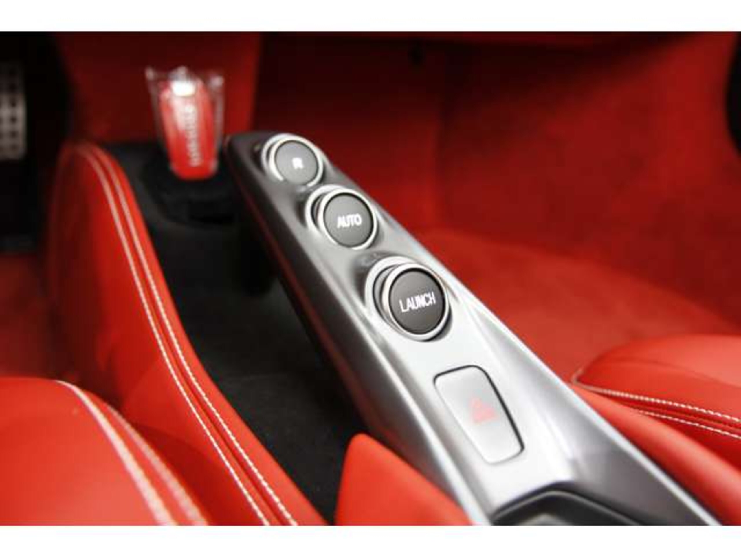 2022 Ferrari F8Spider - フェラーリ F8スパイダー F1 DCT 正規D車/ビアンコアヴス/4800km/カーボンレーシングシート/Fリフト/カーボンLEDステアリング/イエローブレーキキャリパー/純正マフラー/カーボンエンジンフード/イエローレブカウンター/プロテクション