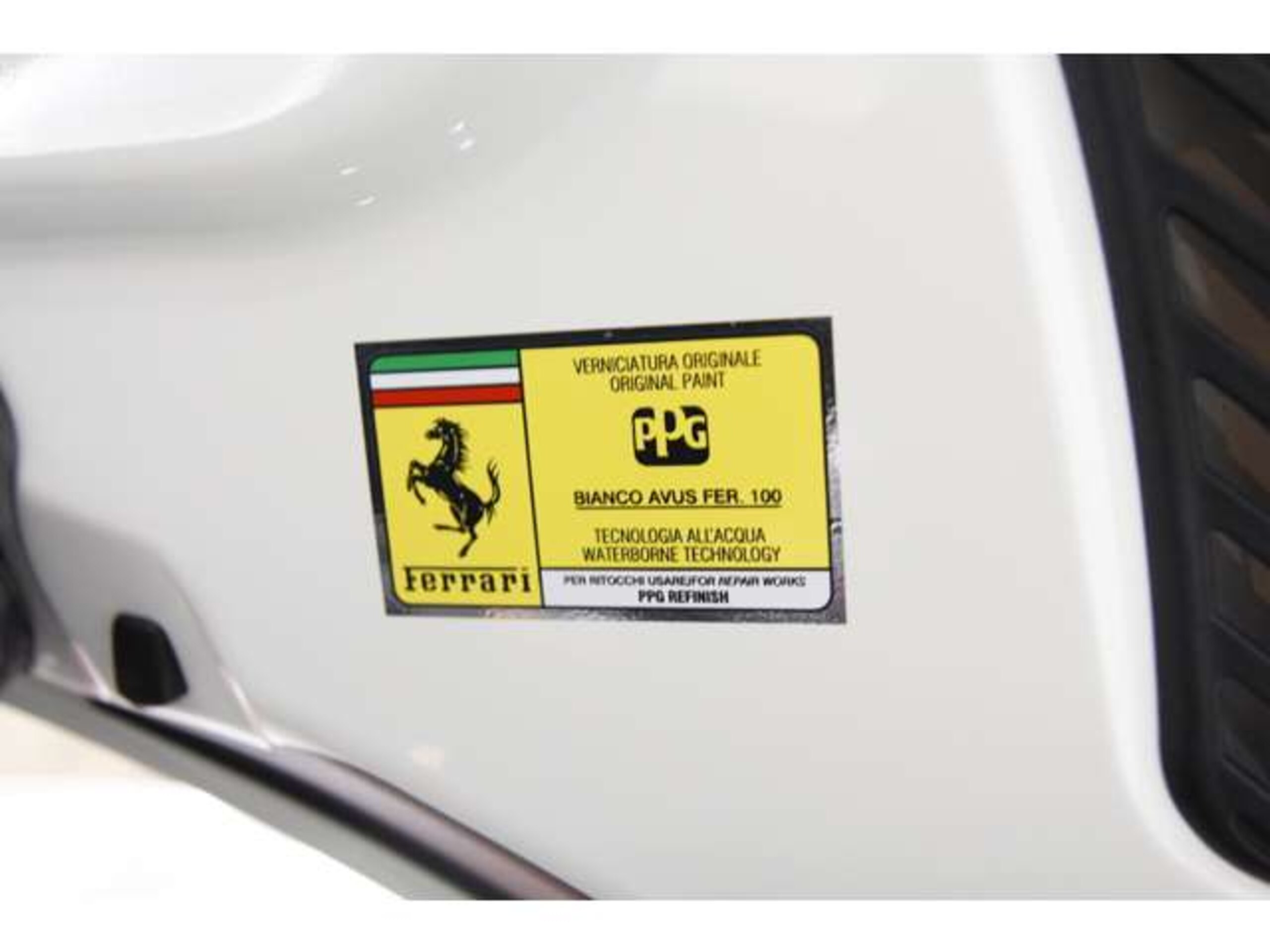2022 Ferrari F8Spider - フェラーリ F8スパイダー F1 DCT 正規D車/ビアンコアヴス/4800km/カーボンレーシングシート/Fリフト/カーボンLEDステアリング/イエローブレーキキャリパー/純正マフラー/カーボンエンジンフード/イエローレブカウンター/プロテクション