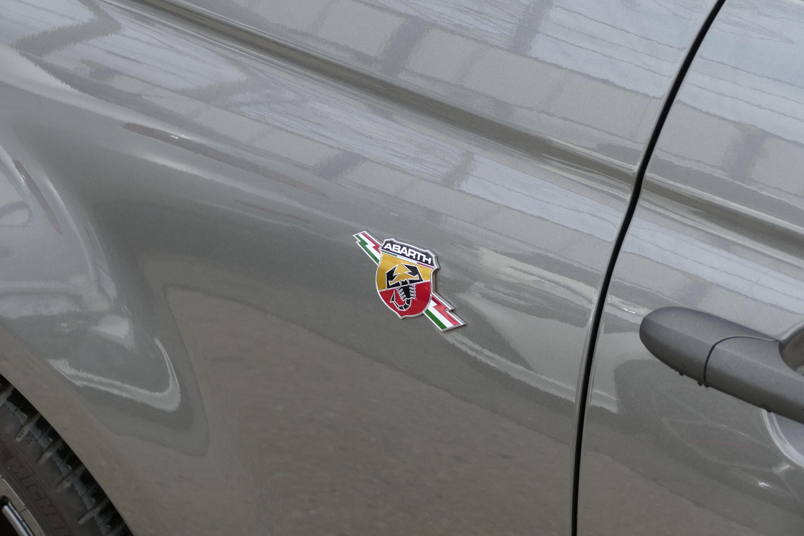 2023 Abarth 695 - 2023 أبارث 695
