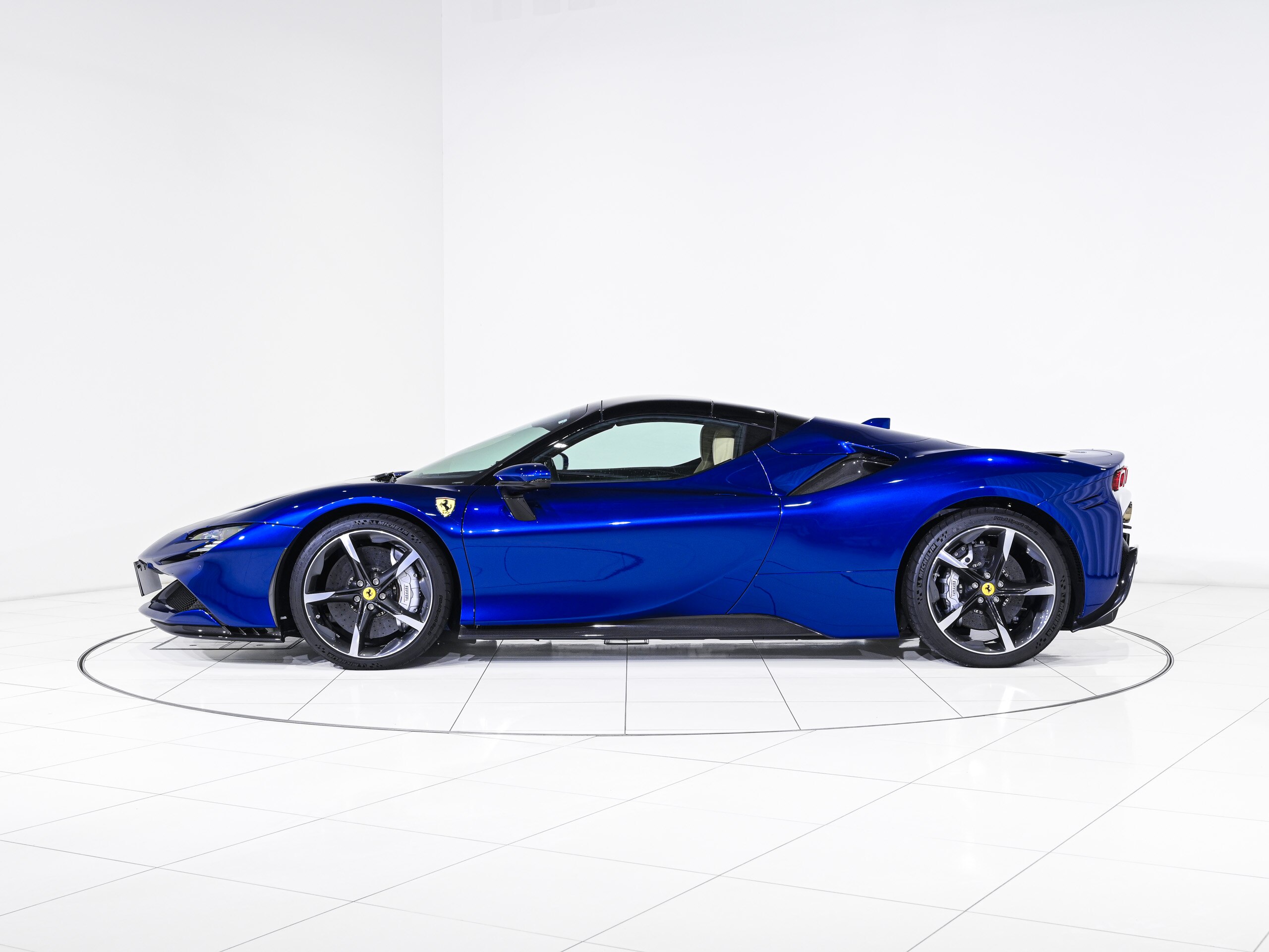2023 Ferrari SF90Spider - フェラーリ SF90スパイダー F1 DCT E4WD 20インチ・鍛造ダイアモンド研磨仕上・スポーツホイールフロントサスペンションリフター デイトナ・スタイル・シート LED付カーボンファイバー製ドライバーゾーン