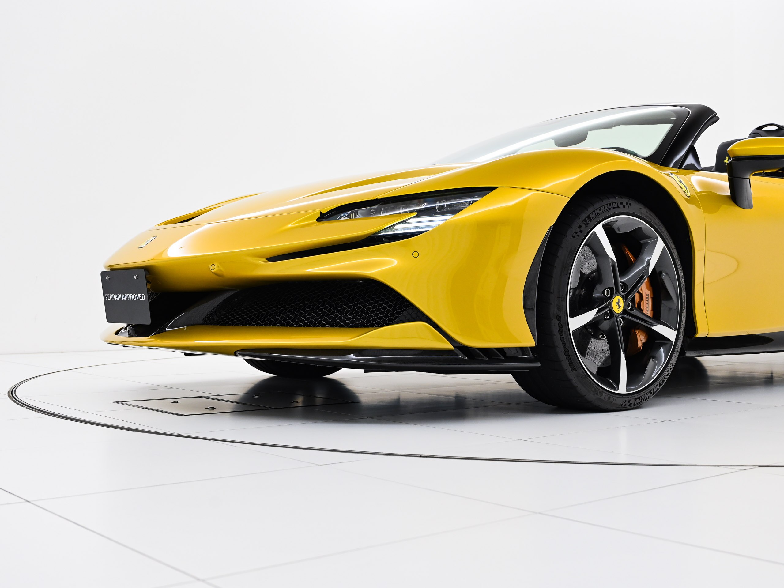2023 Ferrari SF90Spider - フェラーリ SF90スパイダー F1 DCT E4WD GialloMontecarlo アップルカープレイ バックレーダー ツートンペイント サスペンションリフター ダイヤモンドホイール