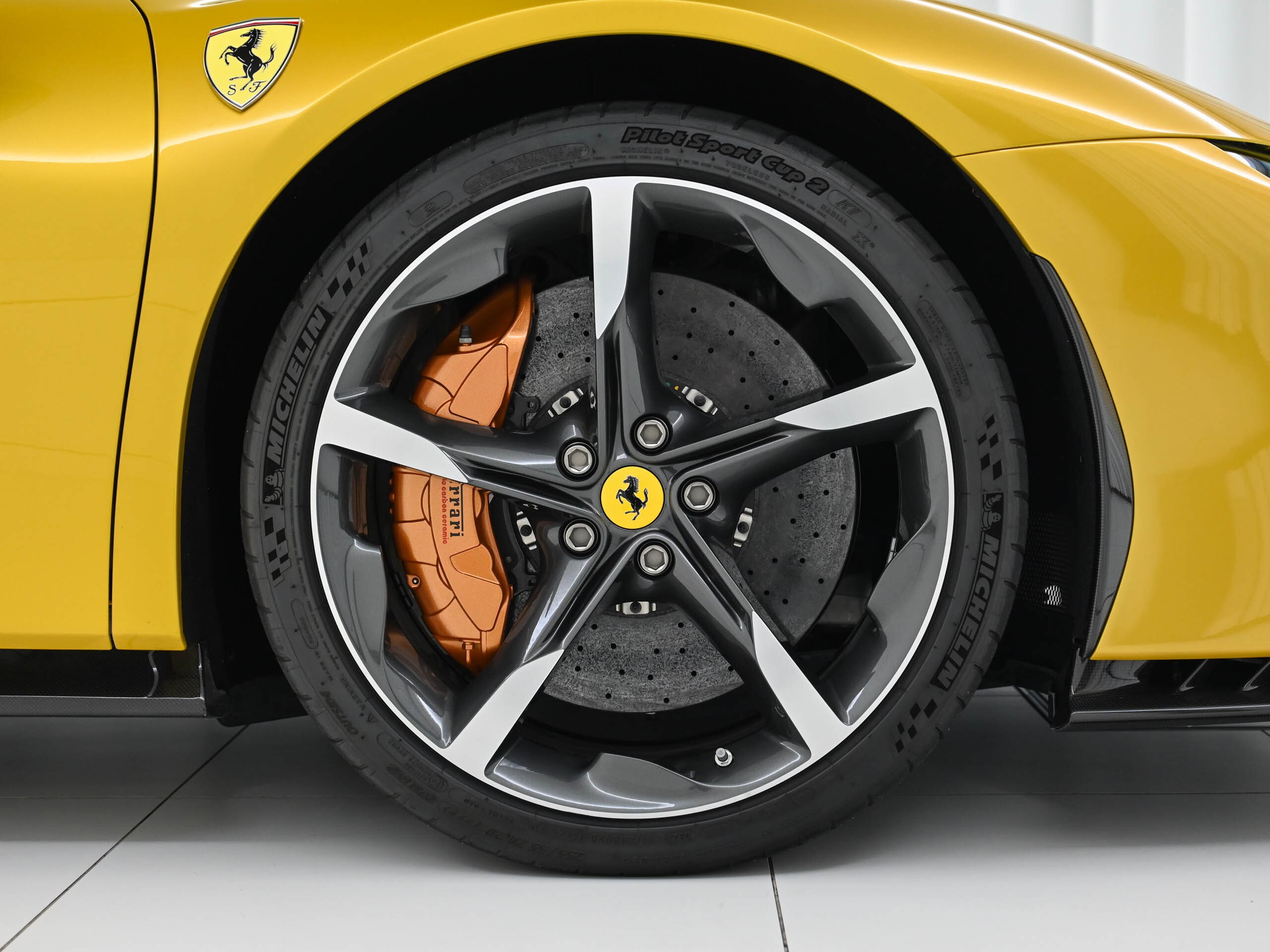 2023 Ferrari SF90Spider - フェラーリ SF90スパイダー F1 DCT E4WD GialloMontecarlo アップルカープレイ バックレーダー ツートンペイント サスペンションリフター ダイヤモンドホイール