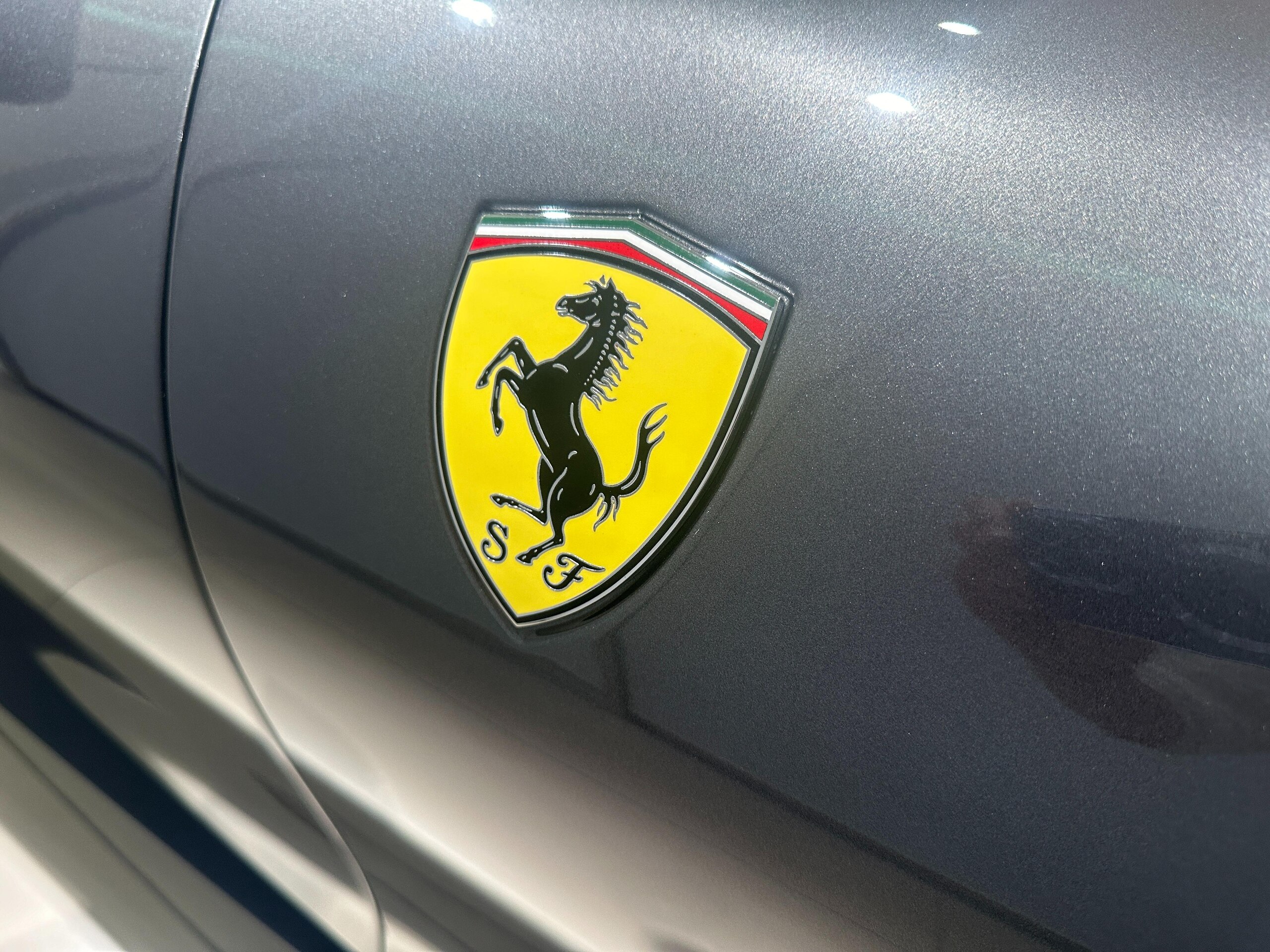 2023 Ferrari Roma - フェラーリ ローマ F1 DCT SPカラーGrigioSilverStone ADASフルPKG サラウンドビュー全方位カメラ ジアッロイエローブレーキ AppleCarPlay アクティブマトリクスLED ブラックスポーツエグゾースト フルラッピング