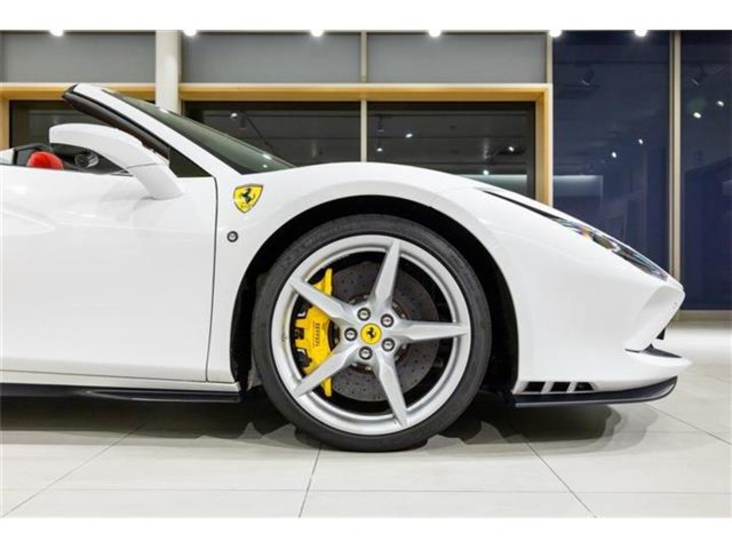 2023 Ferrari F8Spider - フェラーリ F8スパイダー F1 DCT カラーBiancoCervino/RossoFerrari アラウンドビュー サペンションリフター LEDカーボンステア ジアッロブレーキキャリパー カーボンサイドスプリッター イエローレブカウンター AppleCarPlay