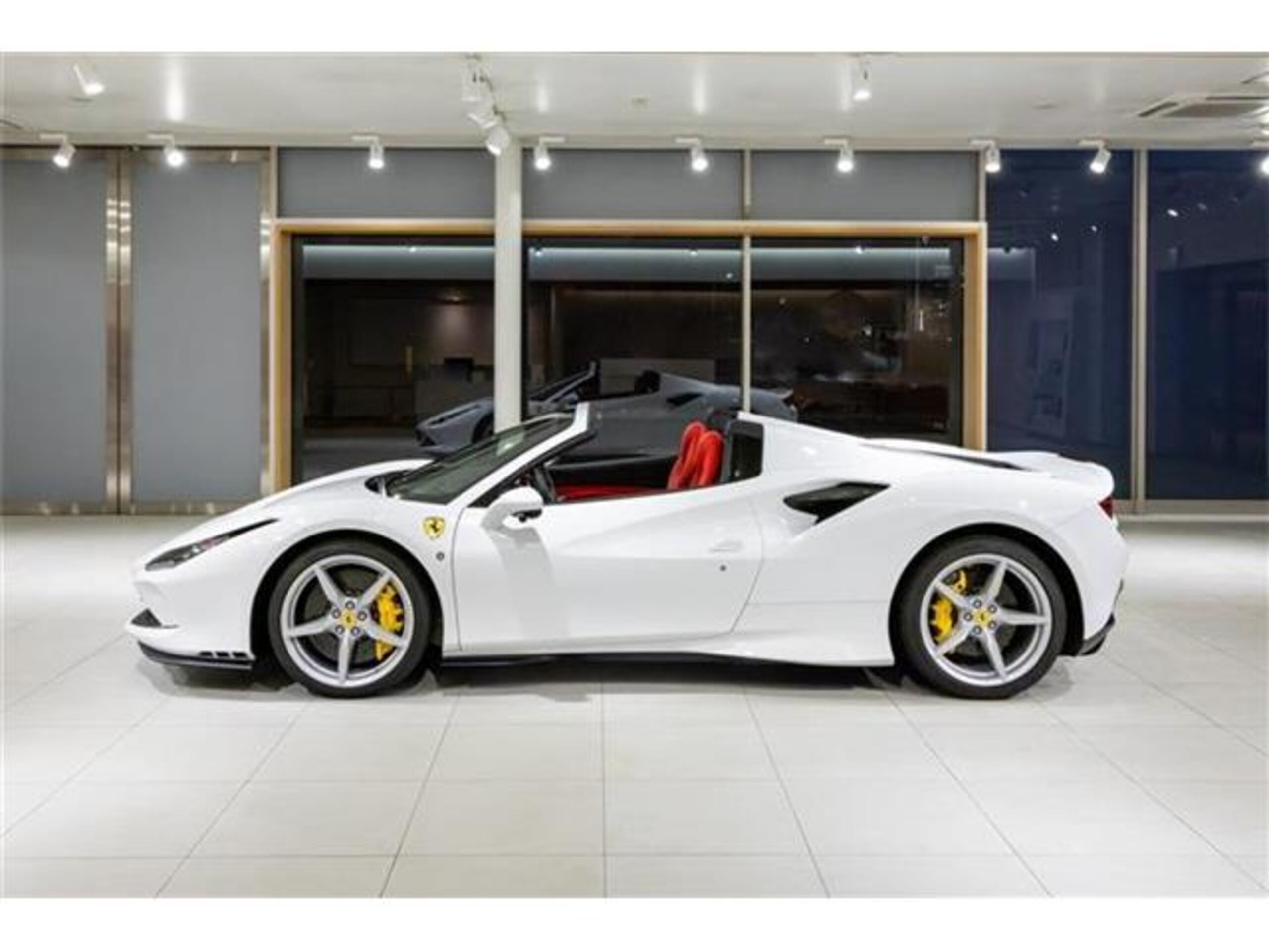 2023 Ferrari F8Spider - フェラーリ F8スパイダー F1 DCT カラーBiancoCervino/RossoFerrari アラウンドビュー サペンションリフター LEDカーボンステア ジアッロブレーキキャリパー カーボンサイドスプリッター イエローレブカウンター AppleCarPlay