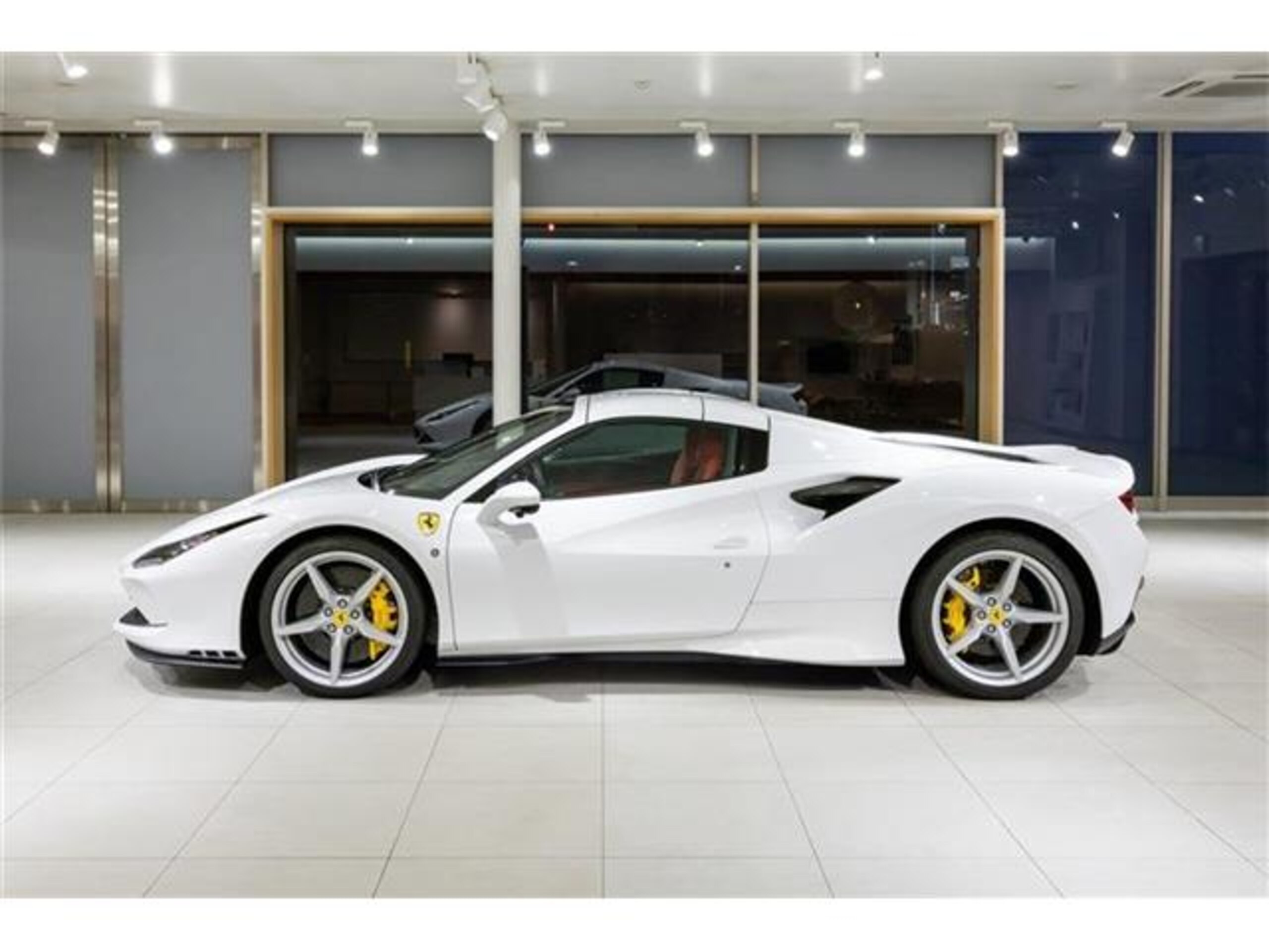 2023 Ferrari F8Spider - フェラーリ F8スパイダー F1 DCT カラーBiancoCervino/RossoFerrari アラウンドビュー サペンションリフター LEDカーボンステア ジアッロブレーキキャリパー カーボンサイドスプリッター イエローレブカウンター AppleCarPlay