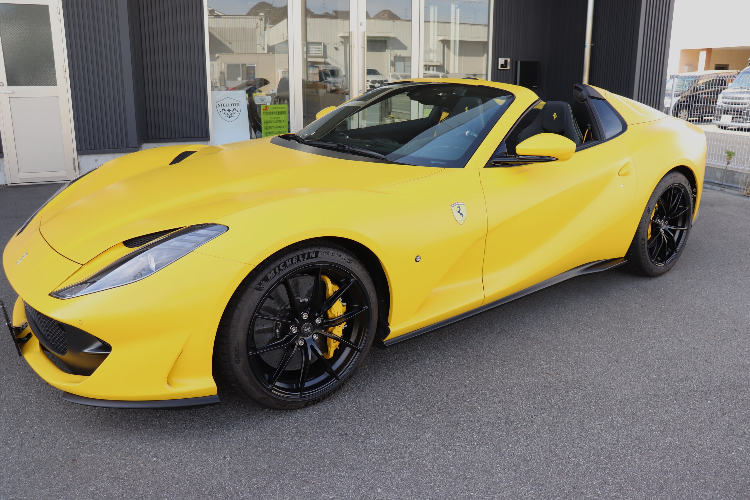 2023 Ferrari 812GTS - フェラーリ 812GTS F1 DCT GIALLO MODENA/XPEL STEALTH全面施工済/カーボンファイバーインテリア/デイトナレーシングシート/マットブラック鍛造ホイール/SBLファンクション付きアダプティブヘッドライト/サスペンションリフター