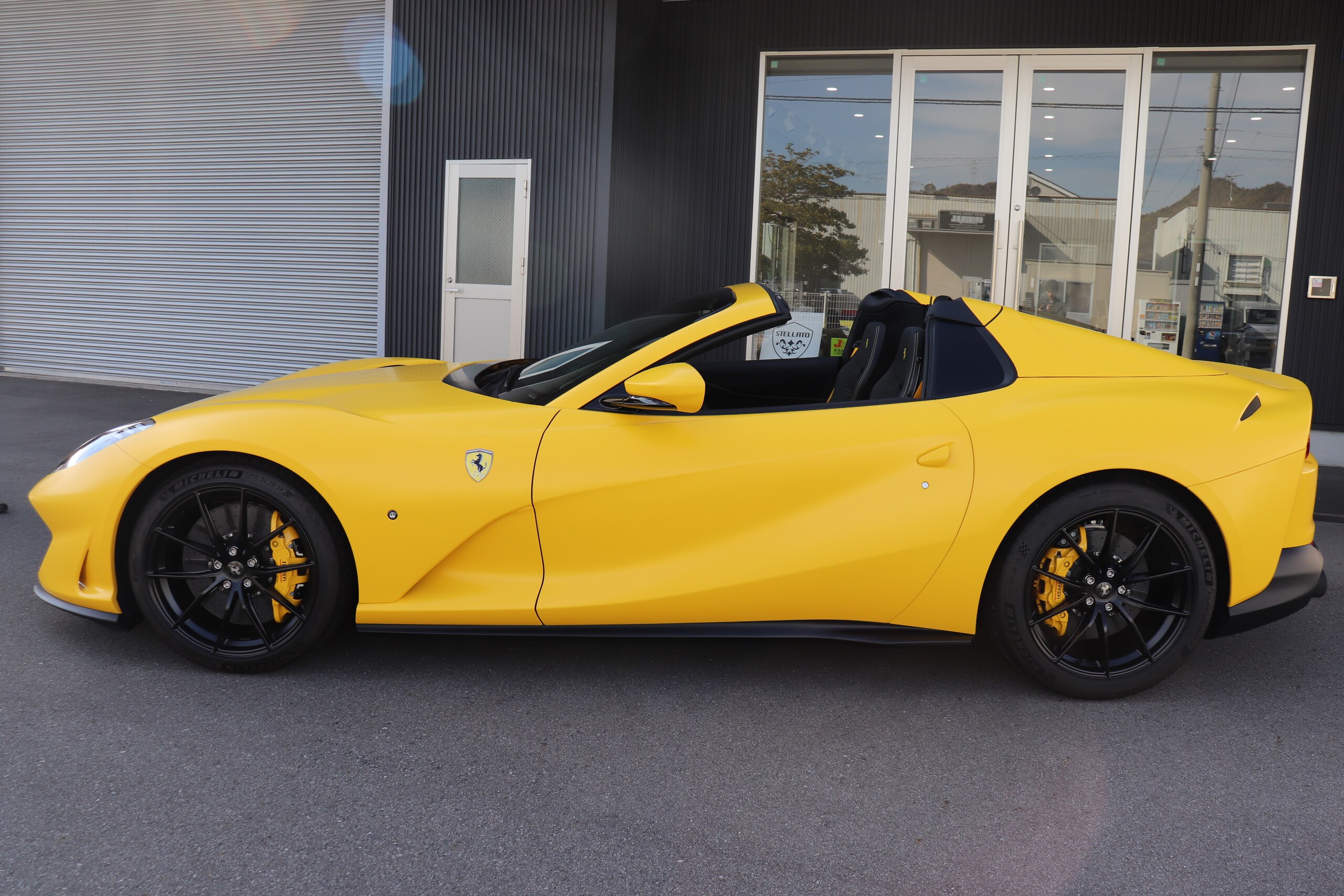 2023 Ferrari 812GTS - フェラーリ 812GTS F1 DCT GIALLO MODENA/XPEL STEALTH全面施工済/カーボンファイバーインテリア/デイトナレーシングシート/マットブラック鍛造ホイール/SBLファンクション付きアダプティブヘッドライト/サスペンションリフター