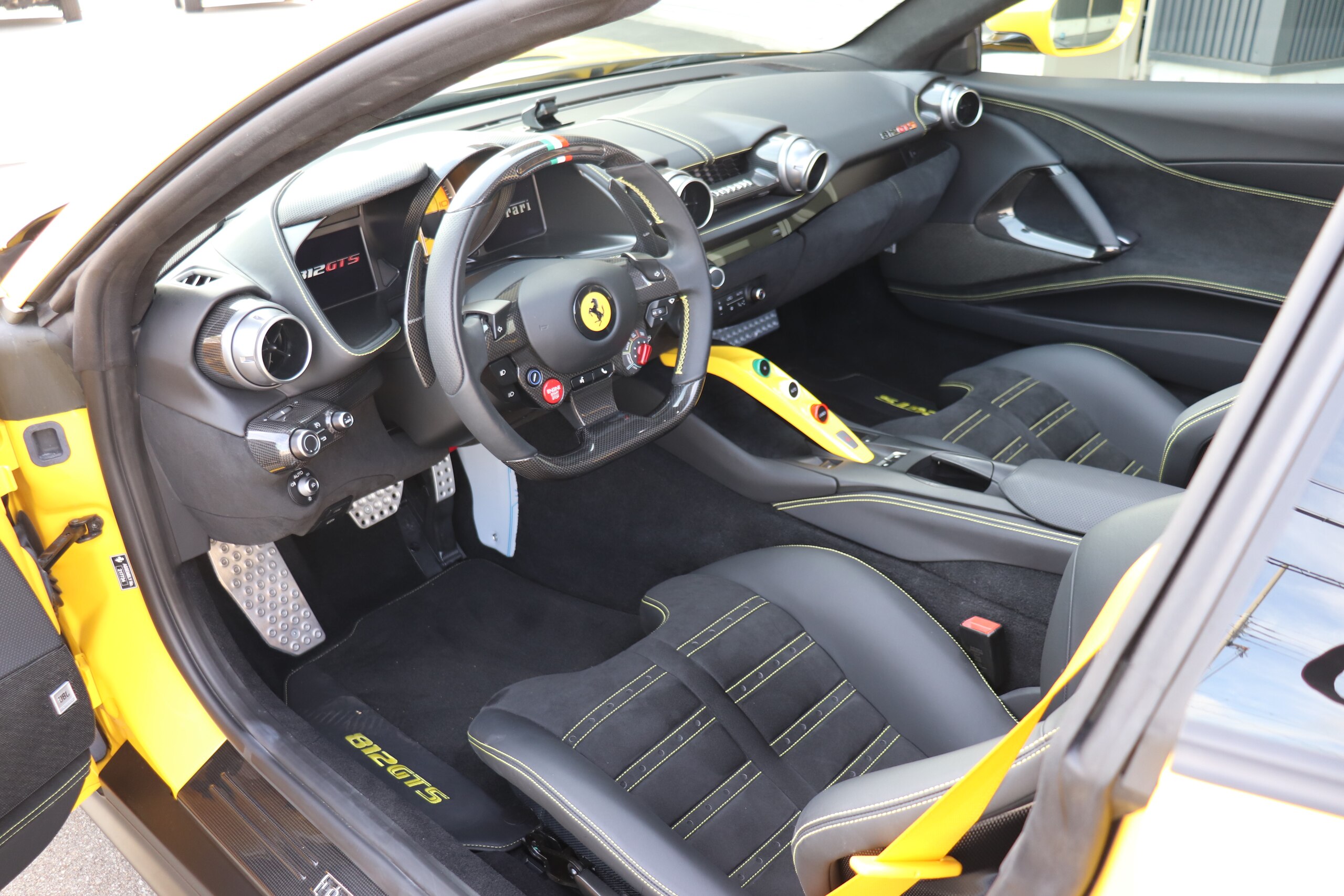 2023 Ferrari 812GTS - フェラーリ 812GTS F1 DCT GIALLO MODENA/XPEL STEALTH全面施工済/カーボンファイバーインテリア/デイトナレーシングシート/マットブラック鍛造ホイール/SBLファンクション付きアダプティブヘッドライト/サスペンションリフター