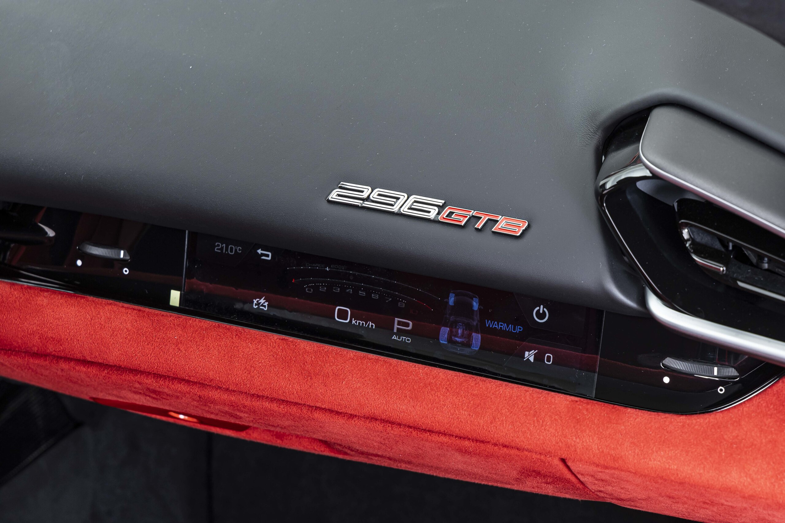 2023 Ferrari 296GTB - フェラーリ 296GTB F1 DCT Rosso Scuderia 3年残価75パーセント買取保証プログラム カーボンレーシングホイール チタンホイールボルト カーボンLEDステアリング フロントサスペンションリフト SFロゴ 黒ブレーキキャリパー APPLE CARPLAY