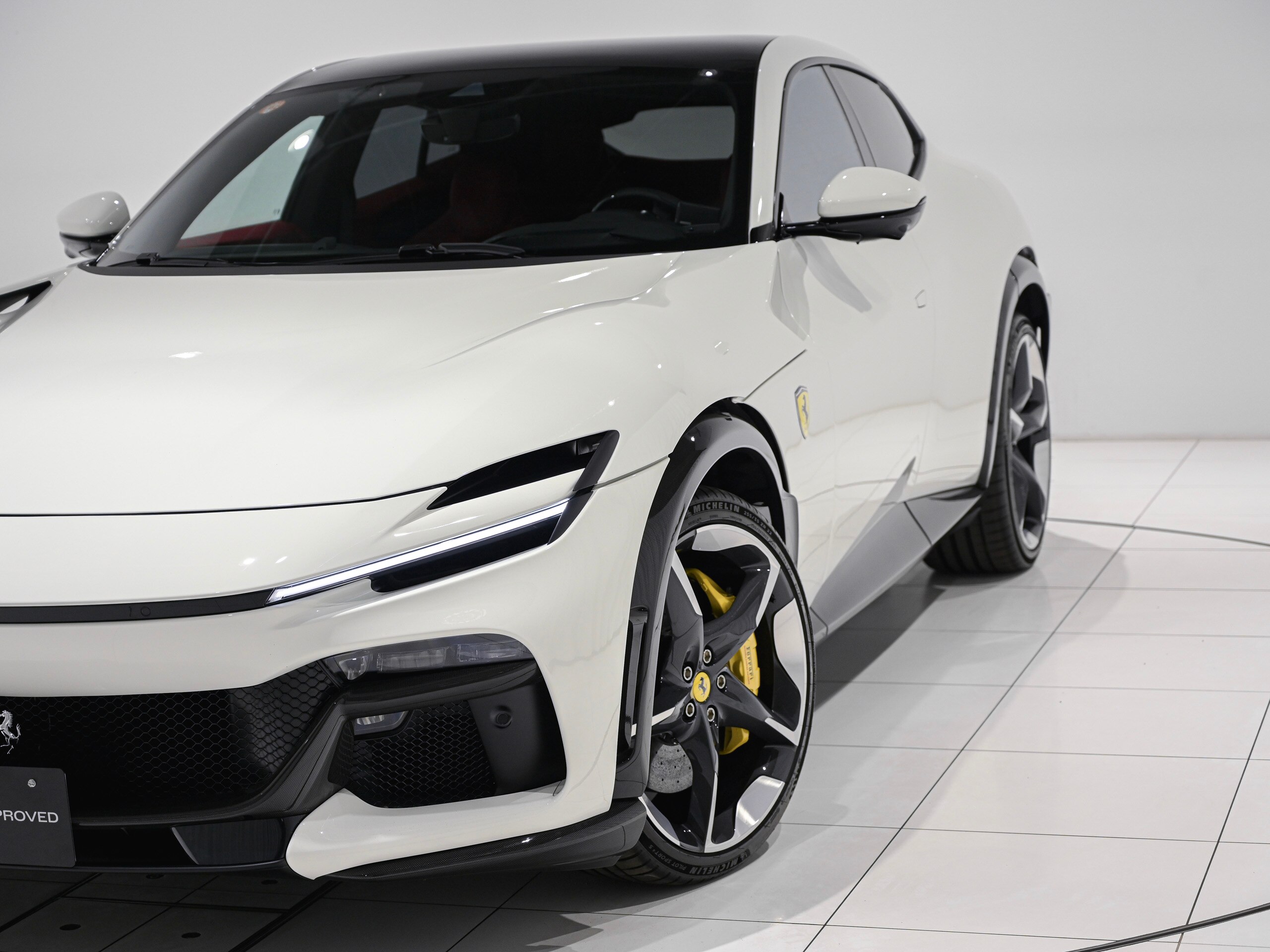 2024 Ferrari Purosangue - フェラーリ プロサングエ F1 DCT 4WD ディマブル・ルーフ LED付カーボンファイバー・ステアリングホイール カーボンファイバー・ホイールアーチ カーボンファイバー・アウターシルカバー グレー・ダイヤモンドカット・鍛造ホイール