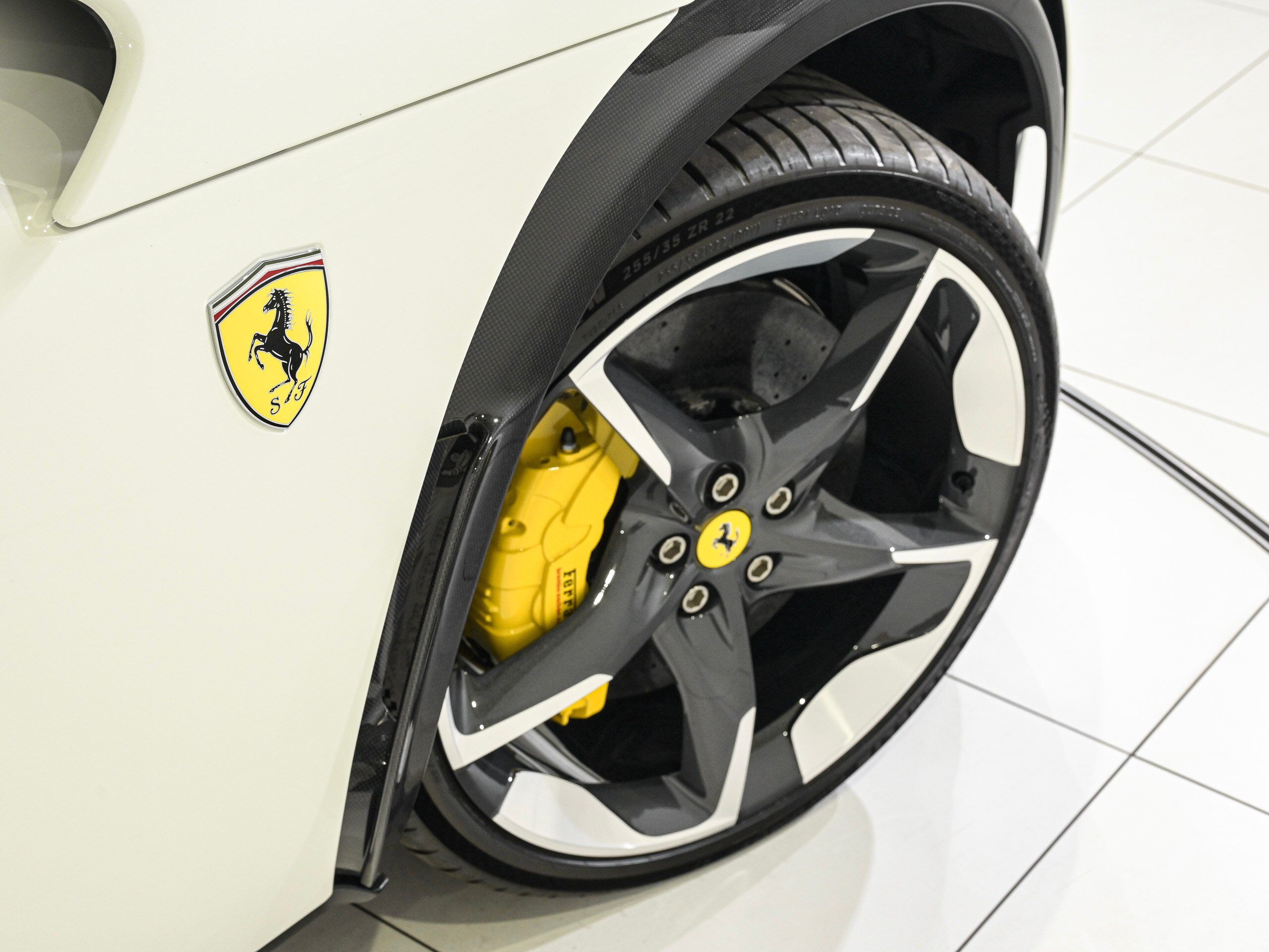 2024 Ferrari Purosangue - フェラーリ プロサングエ F1 DCT 4WD ディマブル・ルーフ LED付カーボンファイバー・ステアリングホイール カーボンファイバー・ホイールアーチ カーボンファイバー・アウターシルカバー グレー・ダイヤモンドカット・鍛造ホイール