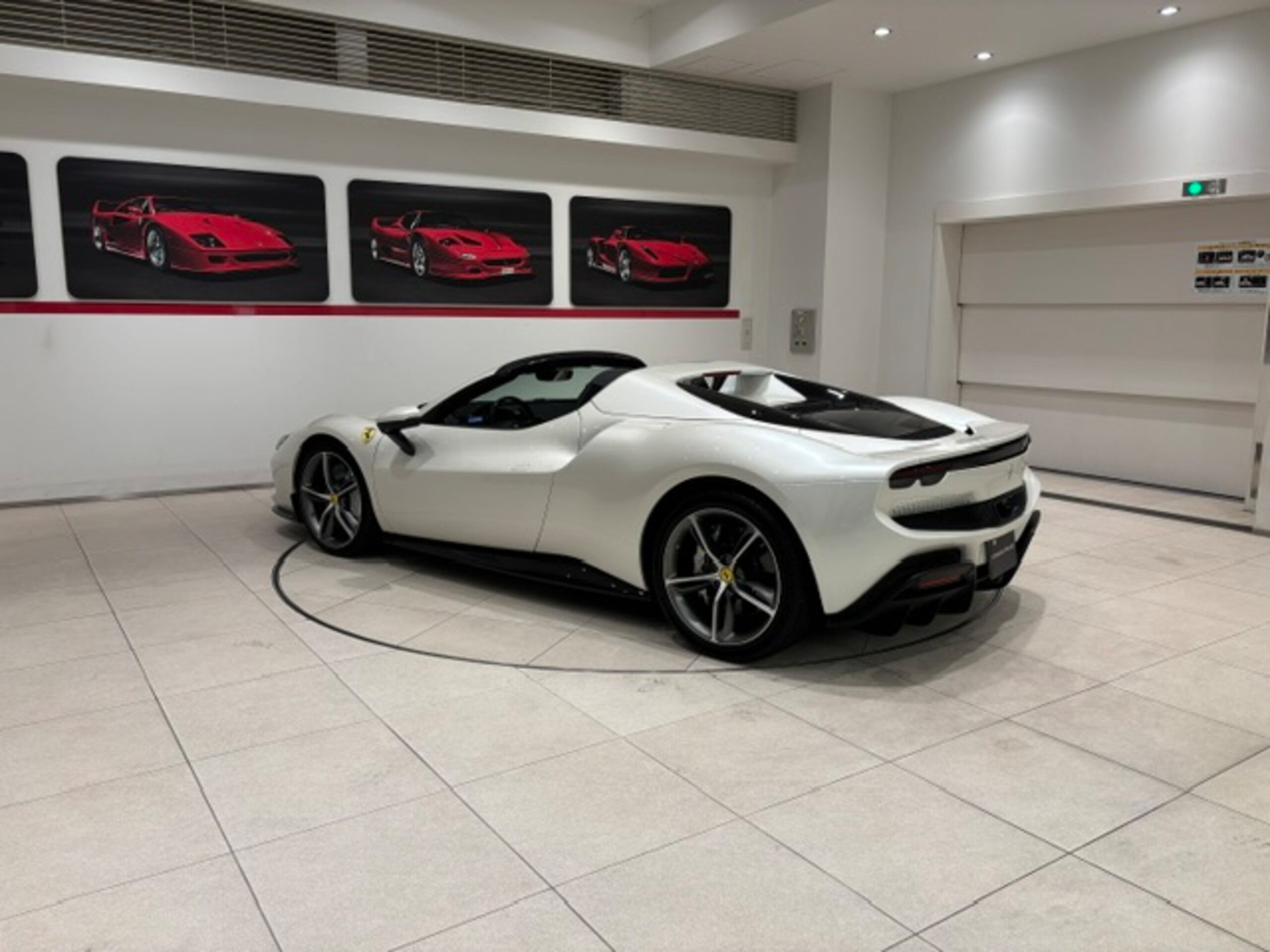 2024 Ferrari 296GTS - フェラーリ 296GTS F1 DCT Bianco Italia Tortora グロスカーボン製フロント サイド スポイラー LED付カーボンステアリングホイール ブラックテールパイプチップ 電動シート フロントサスペンションリフト Apple CarPlay