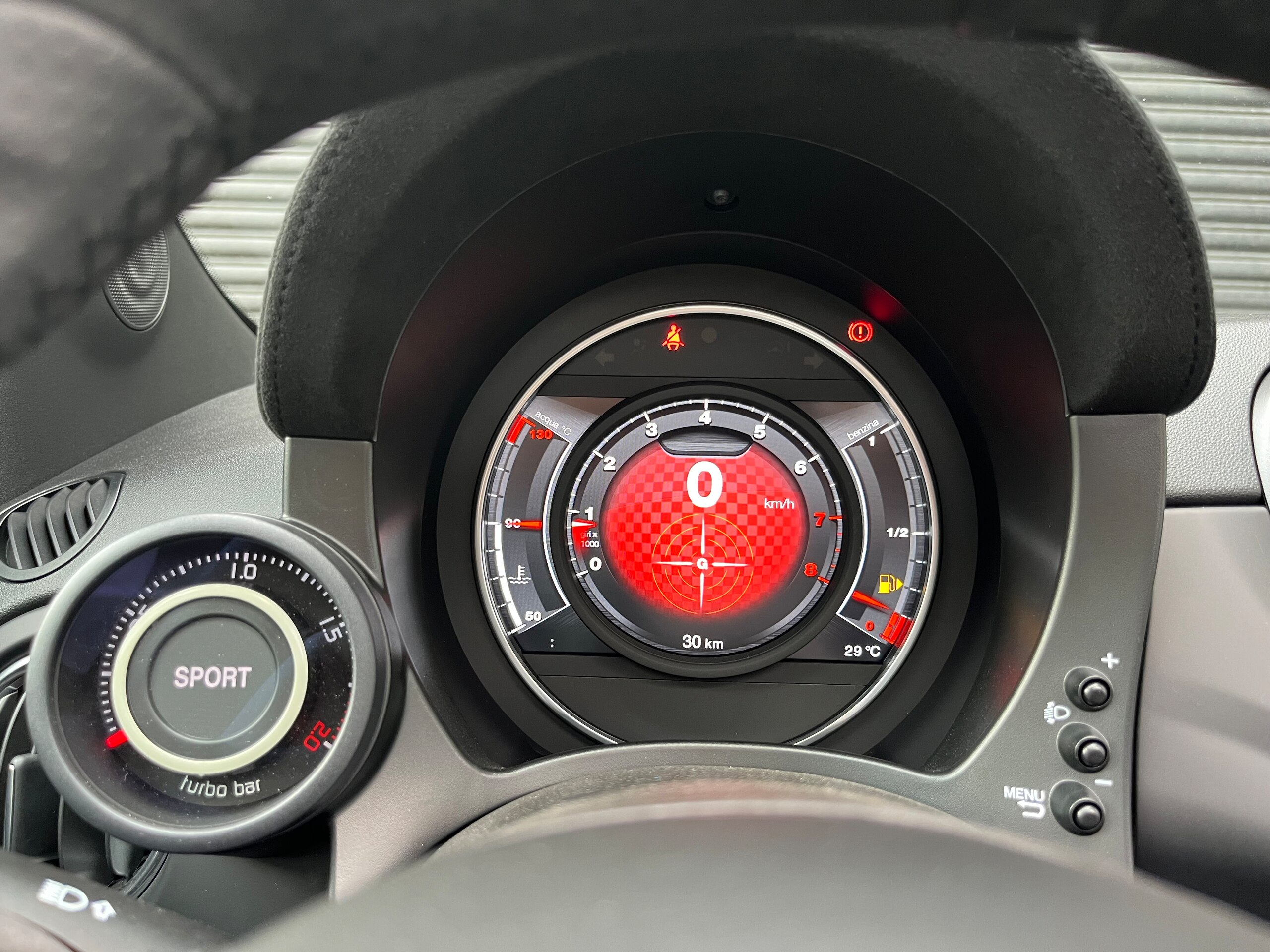 2024 Abarth 695C - 2024 أبارث 695C