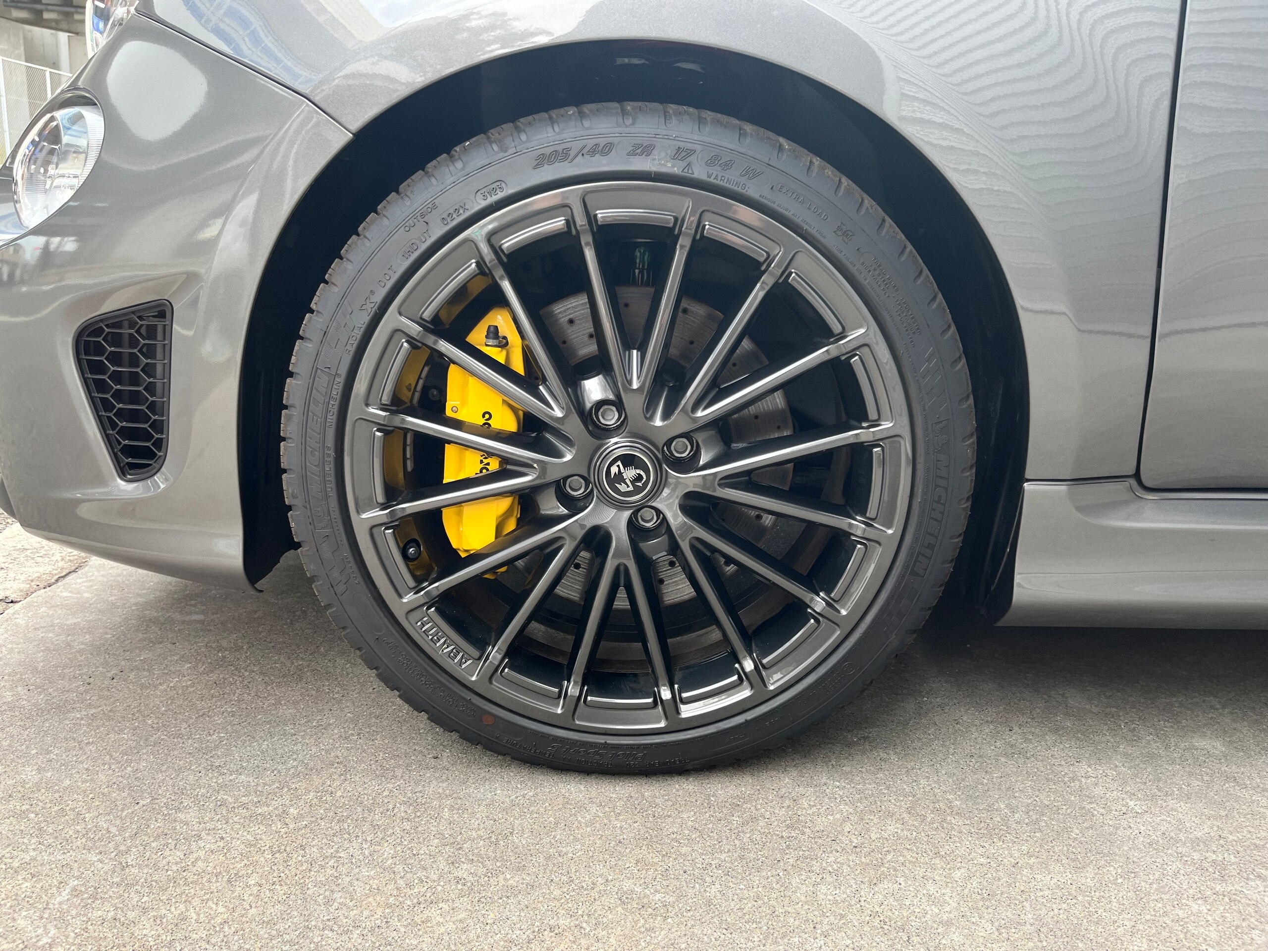 2024 Abarth 695C - 2024 أبارث 695C
