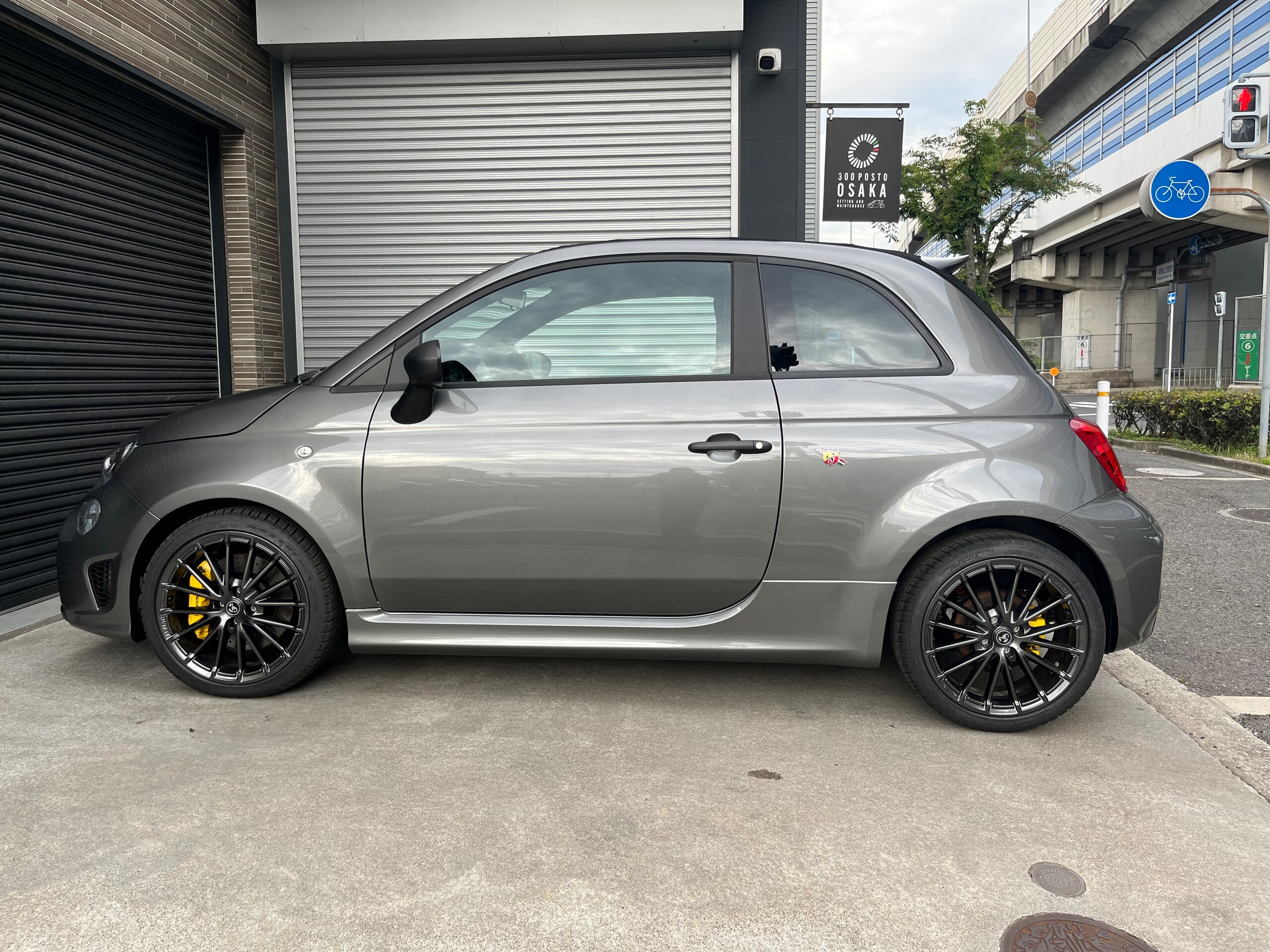 2024 Abarth 695C - 2024 أبارث 695C