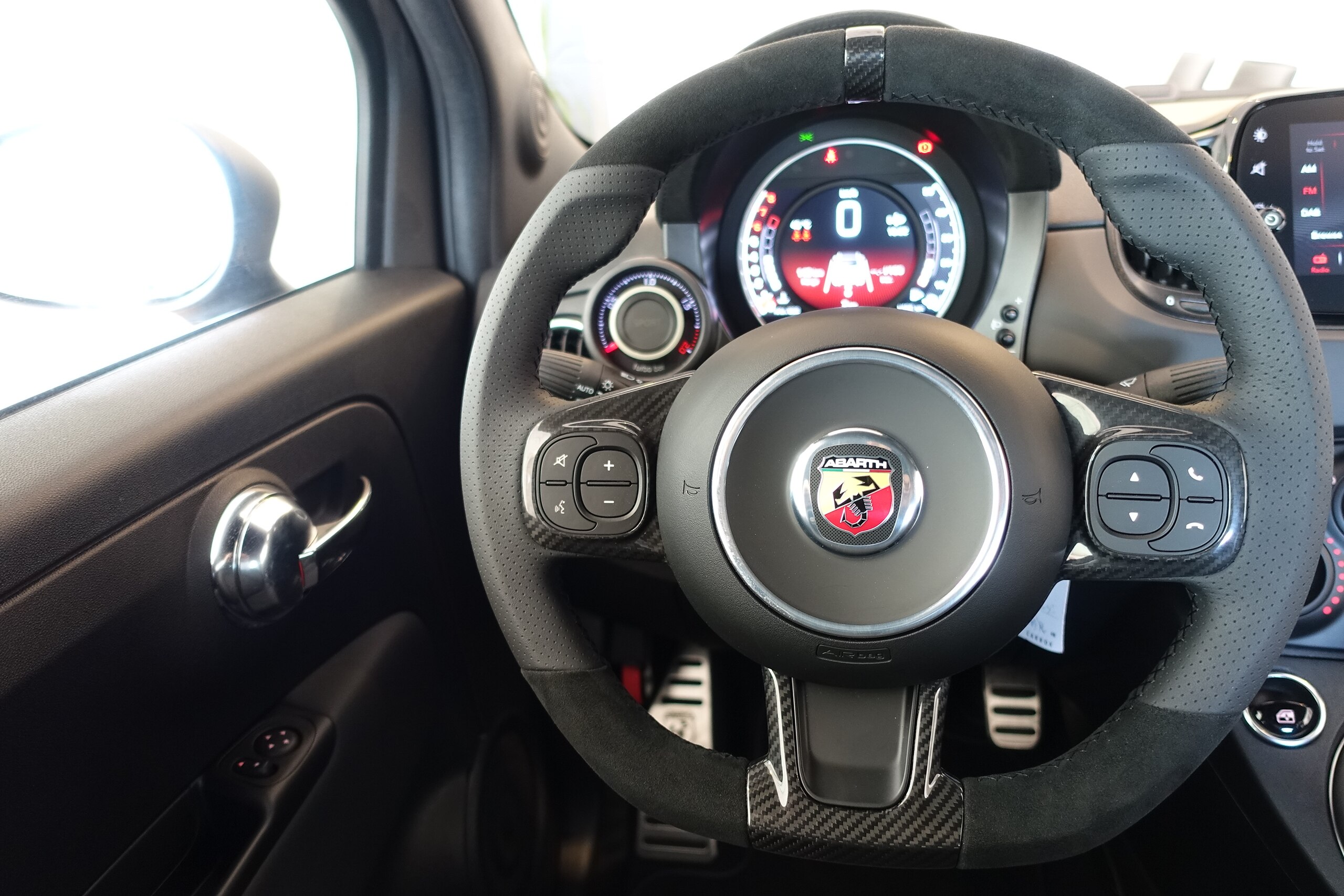 2024 Abarth 695C - 2024 أبارث 695C