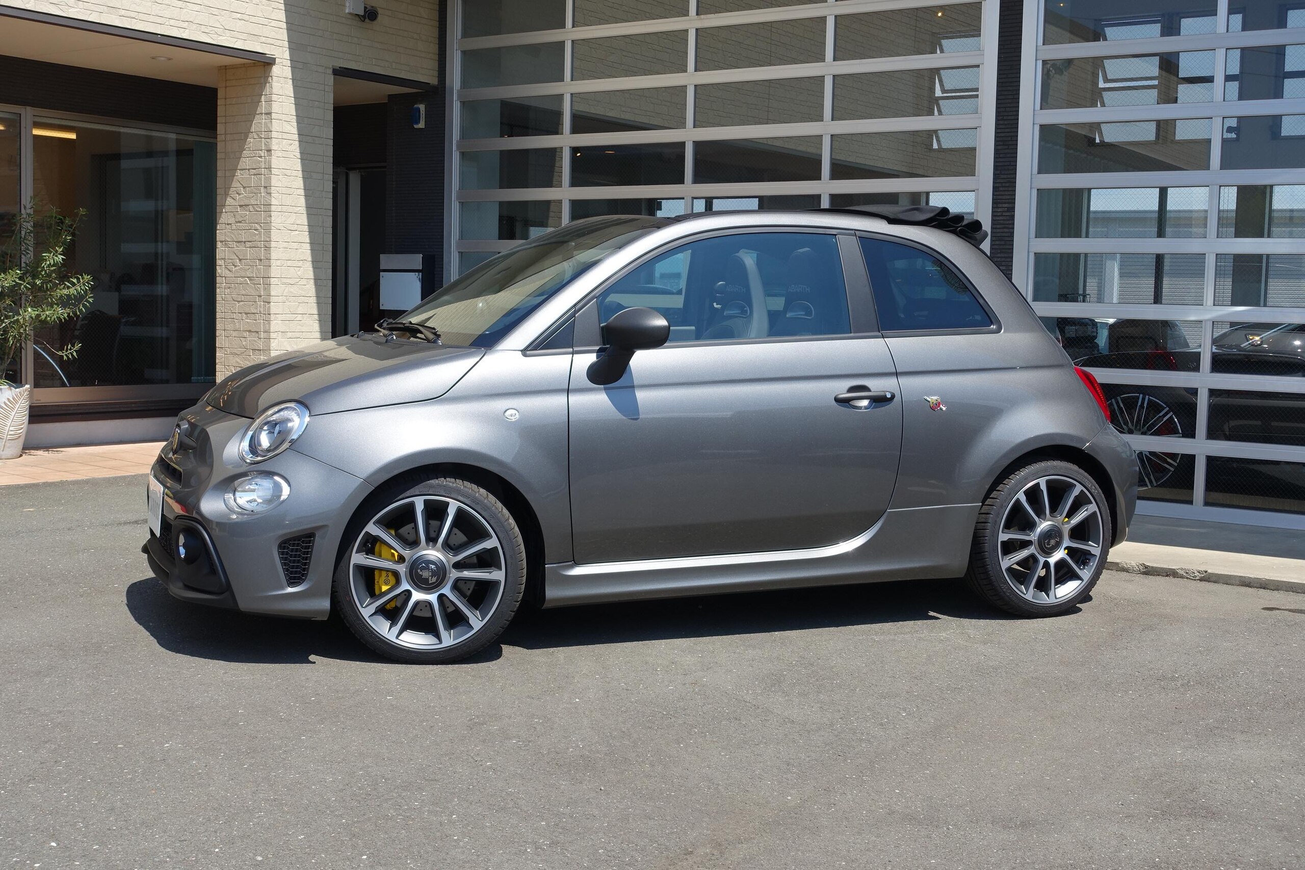 2024 Abarth 695C - 2024 أبارث 695C