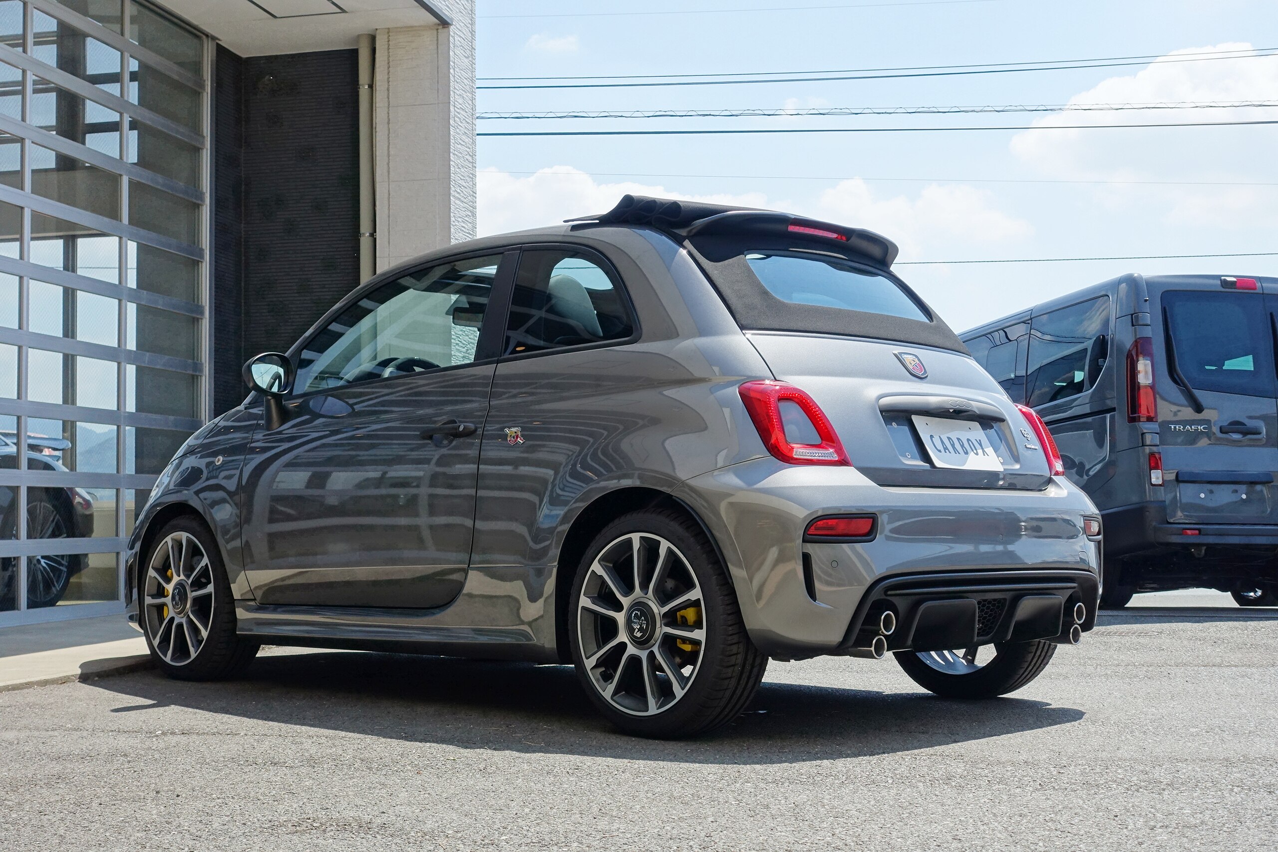 2024 Abarth 695C - 2024 أبارث 695C