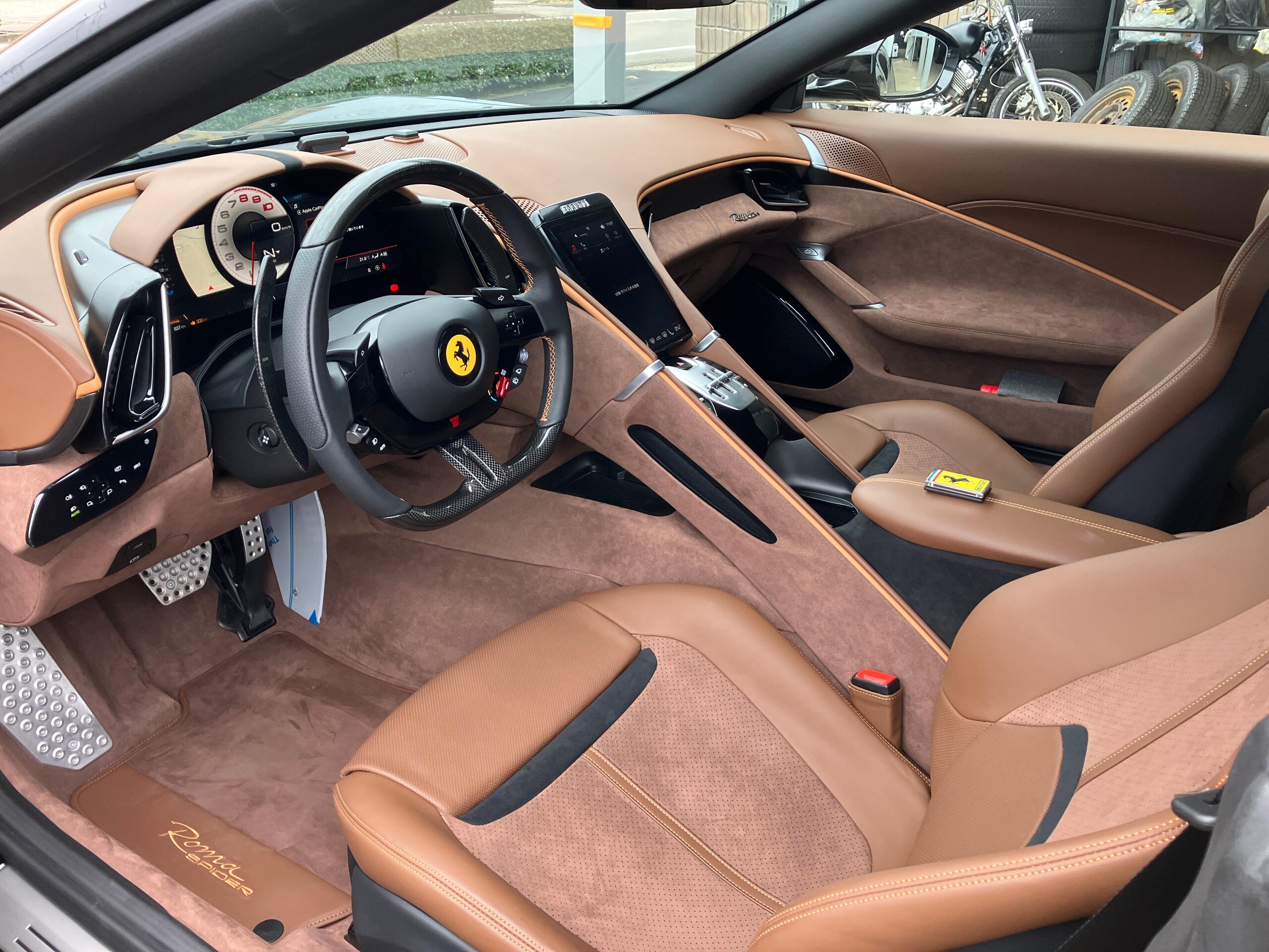 2024 Ferrari RomaSpider - フェラーリ ローマスパイダー F1 DCT カーボンファイバーリアディフューザー レザー仕上ツートンインテリア クラシックカラー 20インチダイヤモンド仕上 スポーツホイール LEDカーボンステアリング
