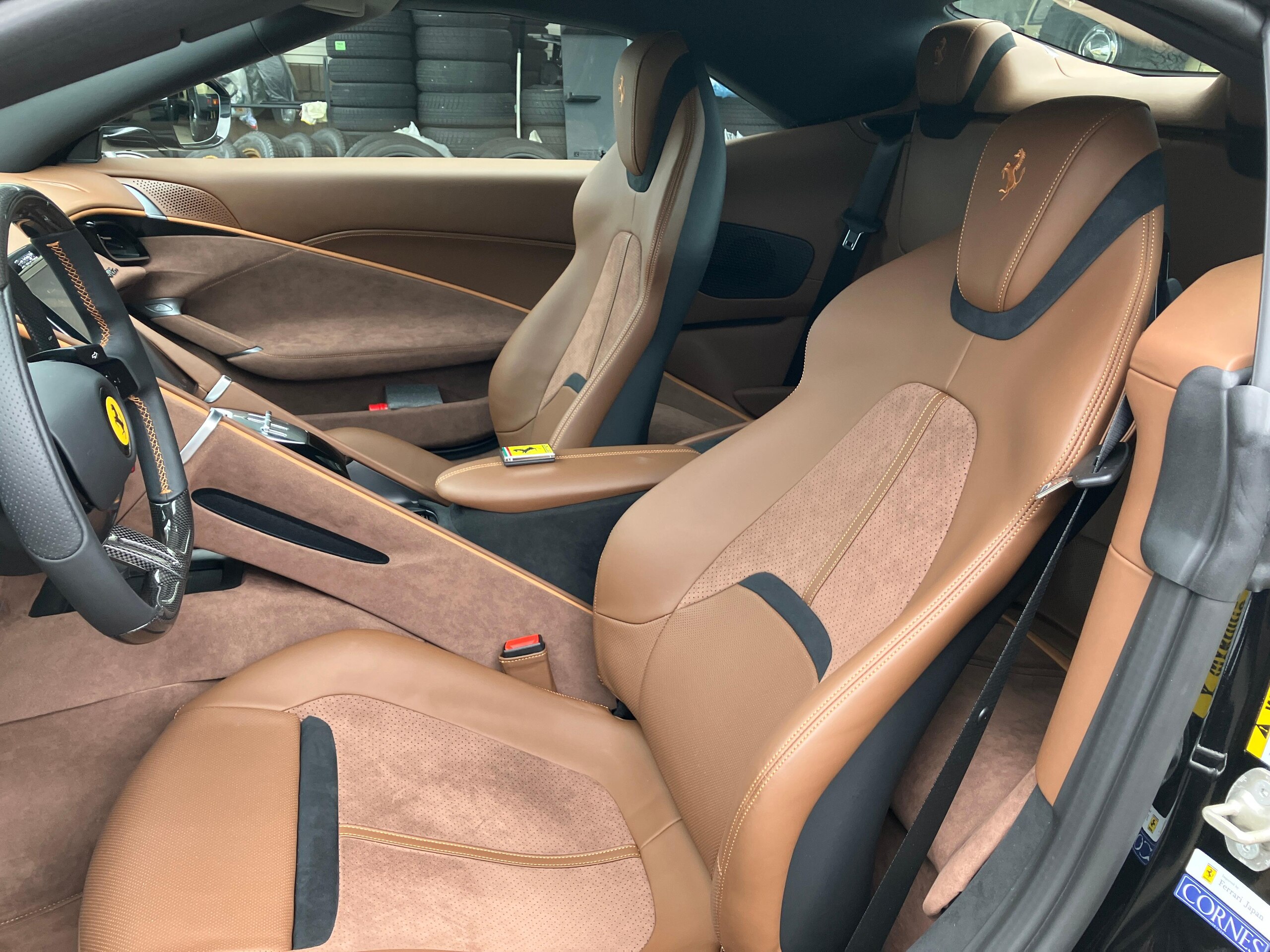 2024 Ferrari RomaSpider - フェラーリ ローマスパイダー F1 DCT カーボンファイバーリアディフューザー レザー仕上ツートンインテリア クラシックカラー 20インチダイヤモンド仕上 スポーツホイール LEDカーボンステアリング