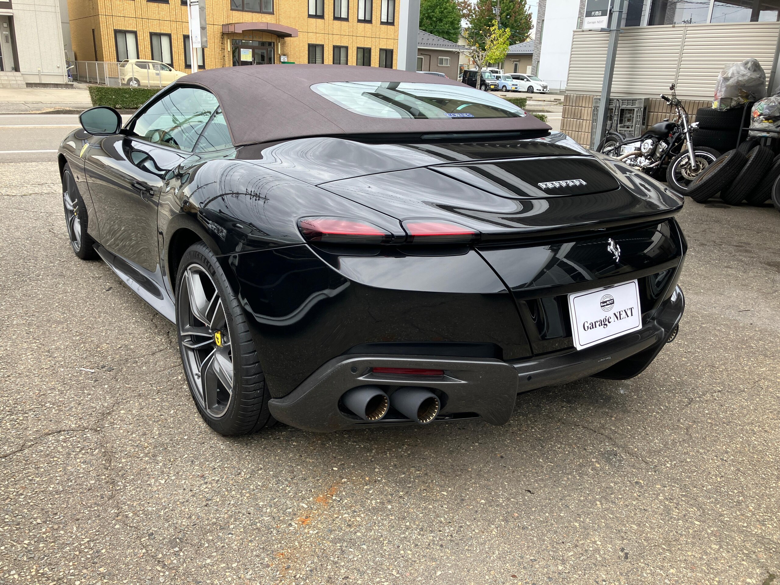 2024 Ferrari RomaSpider - フェラーリ ローマスパイダー F1 DCT カーボンファイバーリアディフューザー レザー仕上ツートンインテリア クラシックカラー 20インチダイヤモンド仕上 スポーツホイール LEDカーボンステアリング