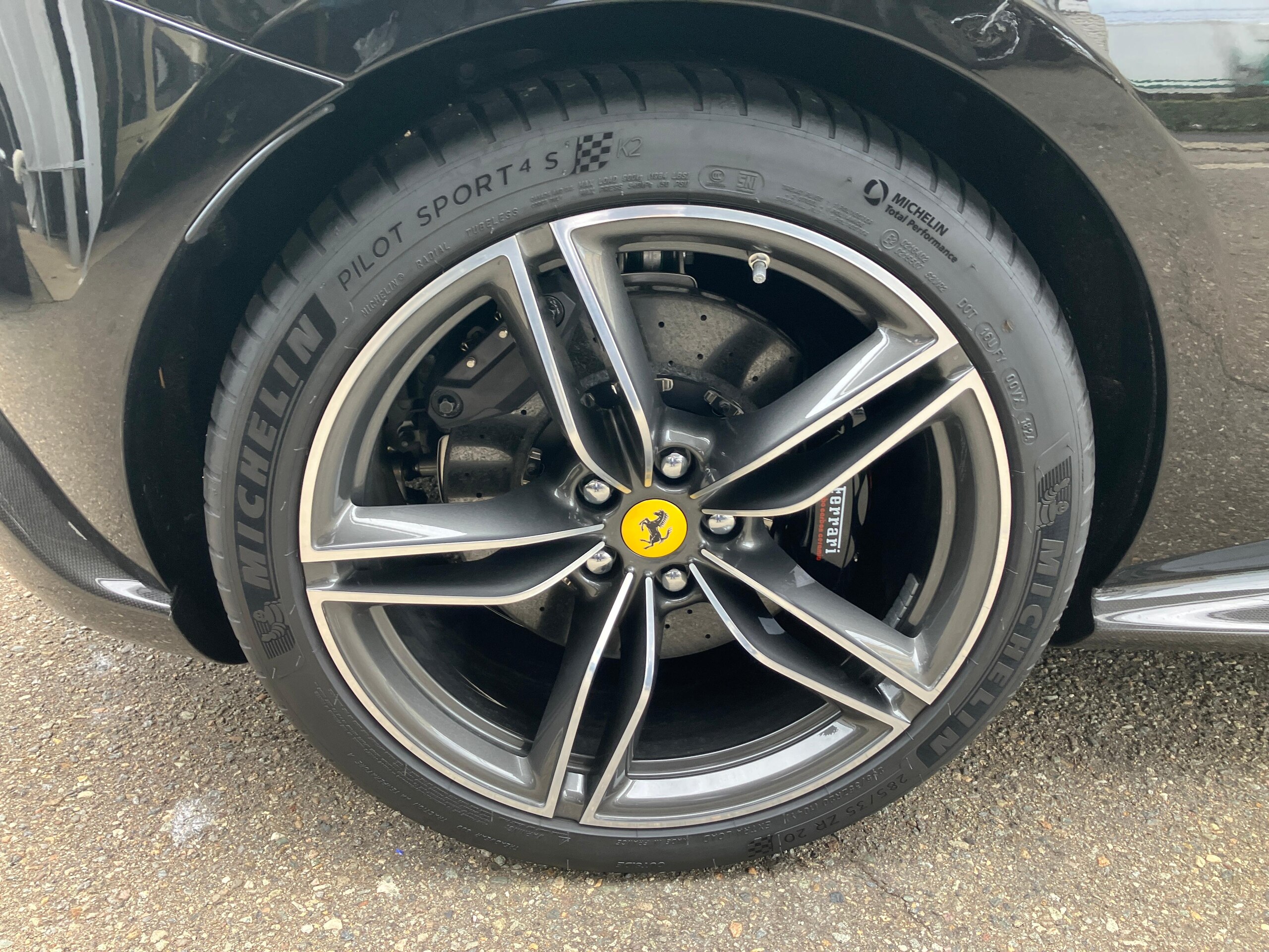 2024 Ferrari RomaSpider - フェラーリ ローマスパイダー F1 DCT カーボンファイバーリアディフューザー レザー仕上ツートンインテリア クラシックカラー 20インチダイヤモンド仕上 スポーツホイール LEDカーボンステアリング
