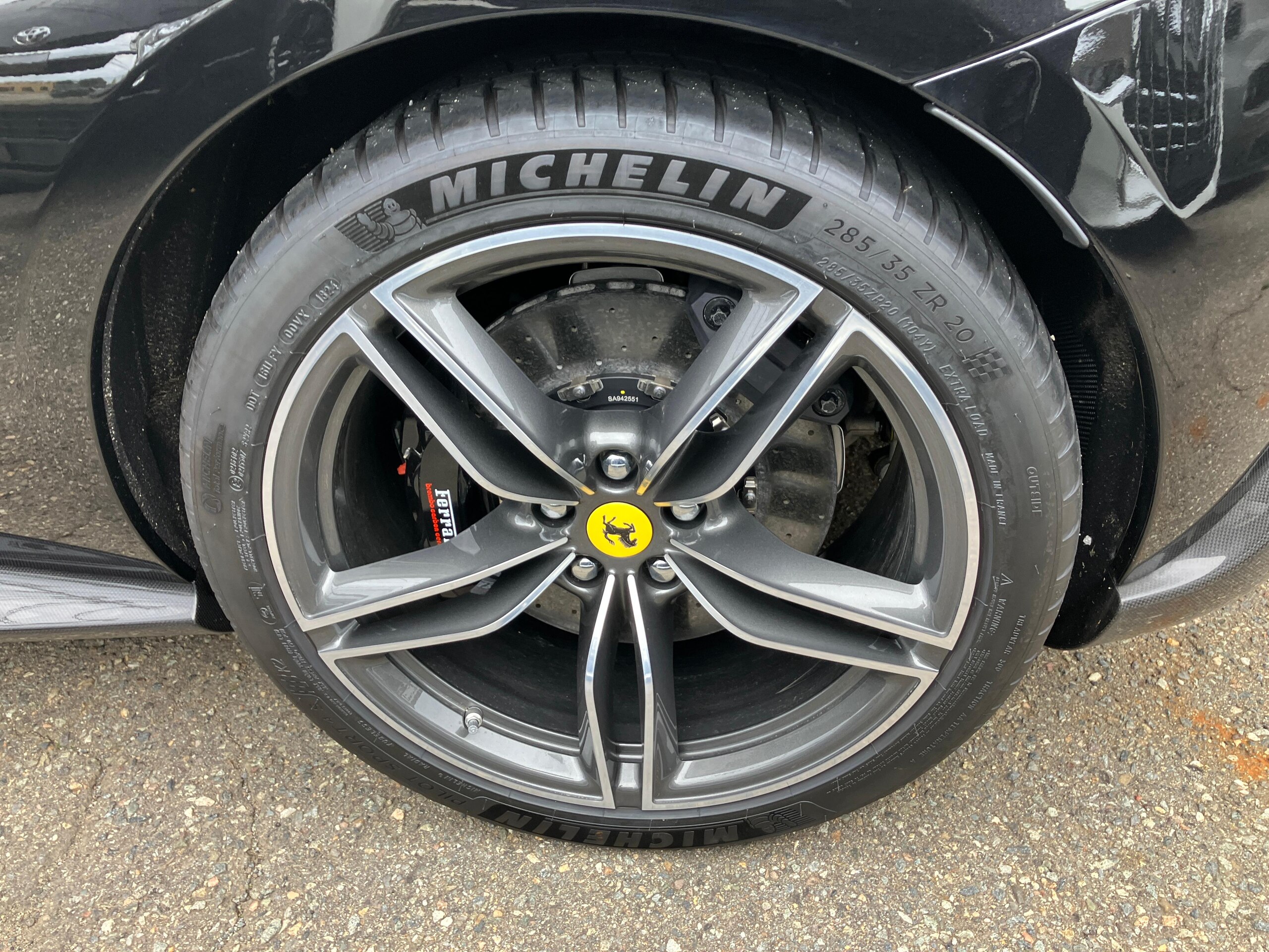 2024 Ferrari RomaSpider - フェラーリ ローマスパイダー F1 DCT カーボンファイバーリアディフューザー レザー仕上ツートンインテリア クラシックカラー 20インチダイヤモンド仕上 スポーツホイール LEDカーボンステアリング