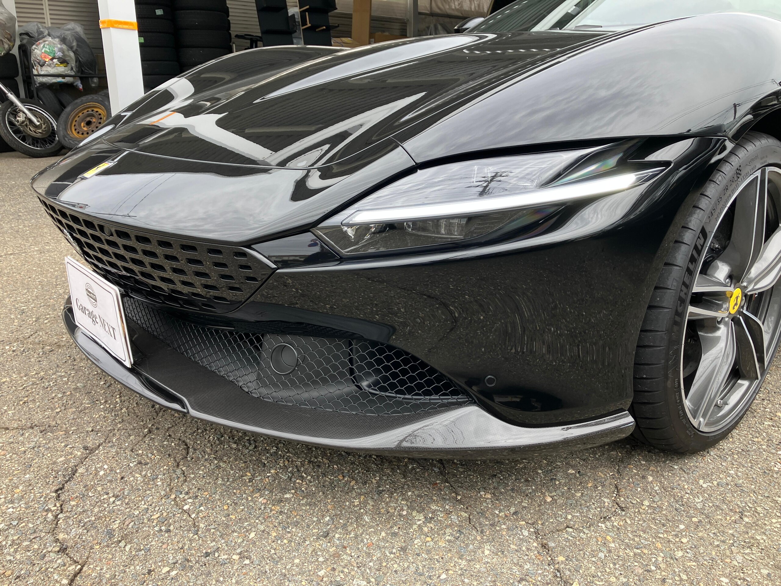 2024 Ferrari RomaSpider - フェラーリ ローマスパイダー F1 DCT カーボンファイバーリアディフューザー レザー仕上ツートンインテリア クラシックカラー 20インチダイヤモンド仕上 スポーツホイール LEDカーボンステアリング