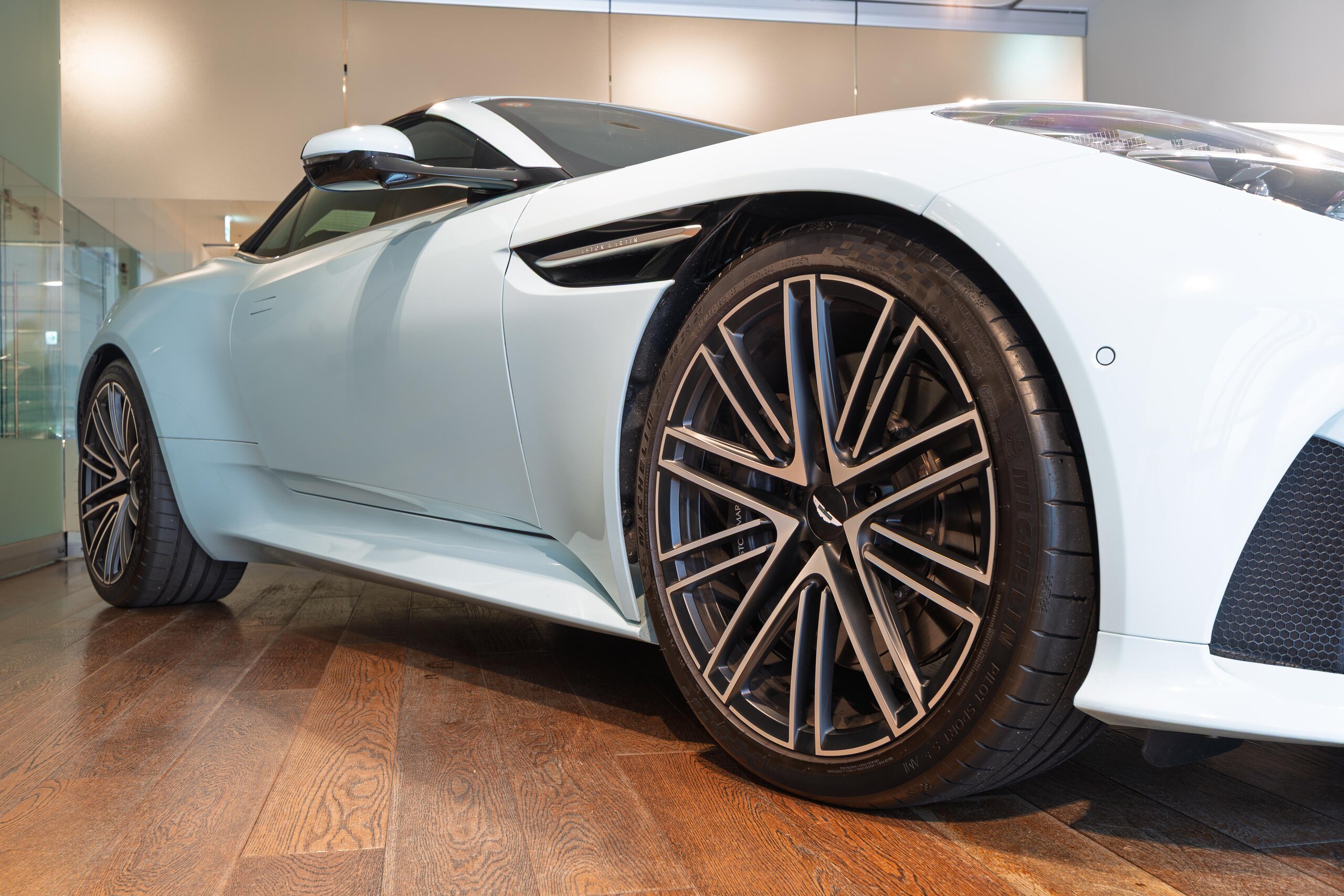 2024 Aston Martin DB12 Volante - アストンマーティン DB12ヴォランテ 左H アルミナイトシルバー(フロステッドグラスブルー ラッピング)