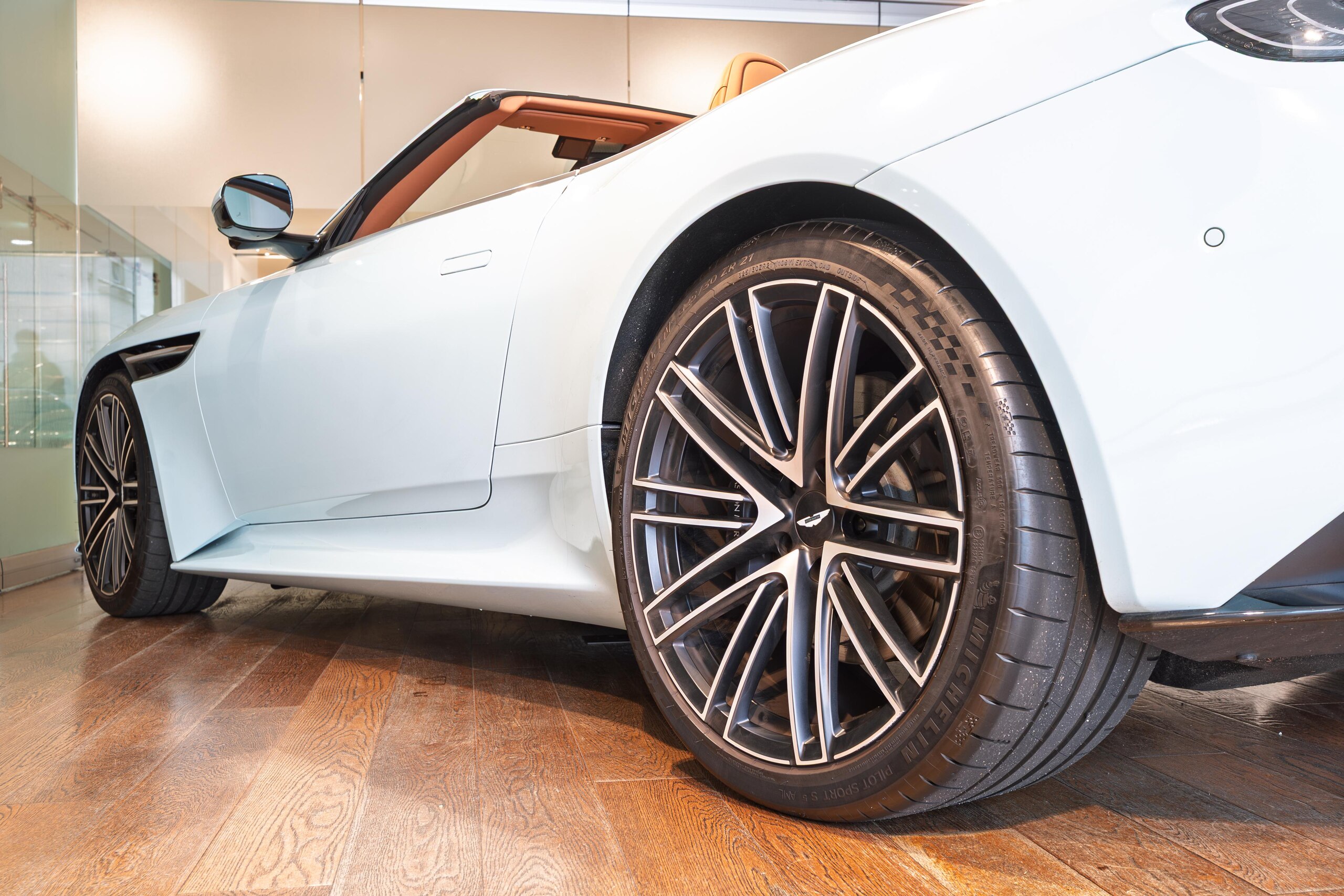 2024 Aston Martin DB12 Volante - アストンマーティン DB12ヴォランテ 左H アルミナイトシルバー(フロステッドグラスブルー ラッピング)
