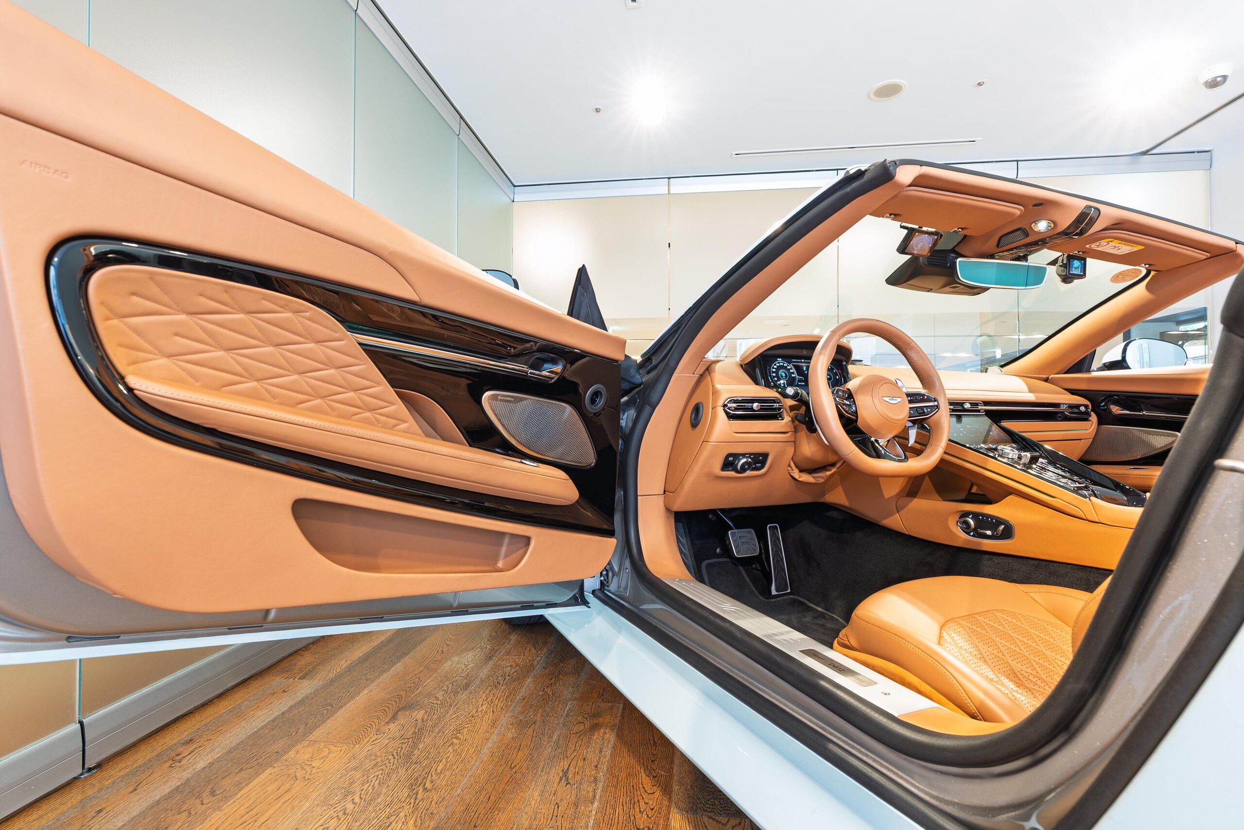 2024 Aston Martin DB12 Volante - アストンマーティン DB12ヴォランテ 左H アルミナイトシルバー(フロステッドグラスブルー ラッピング)