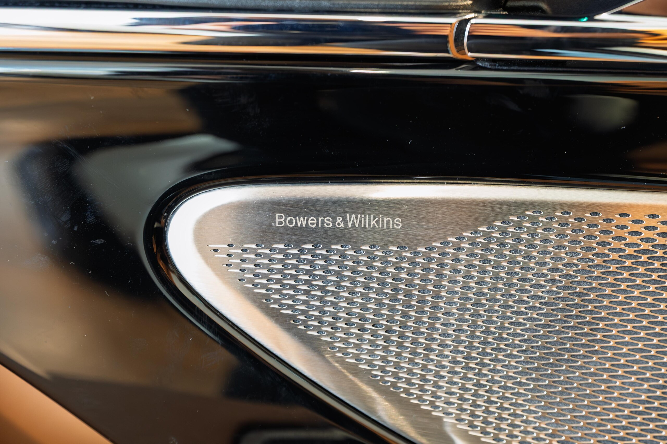 2024 Aston Martin DB12 Volante - アストンマーティン DB12ヴォランテ 左H アルミナイトシルバー(フロステッドグラスブルー ラッピング)