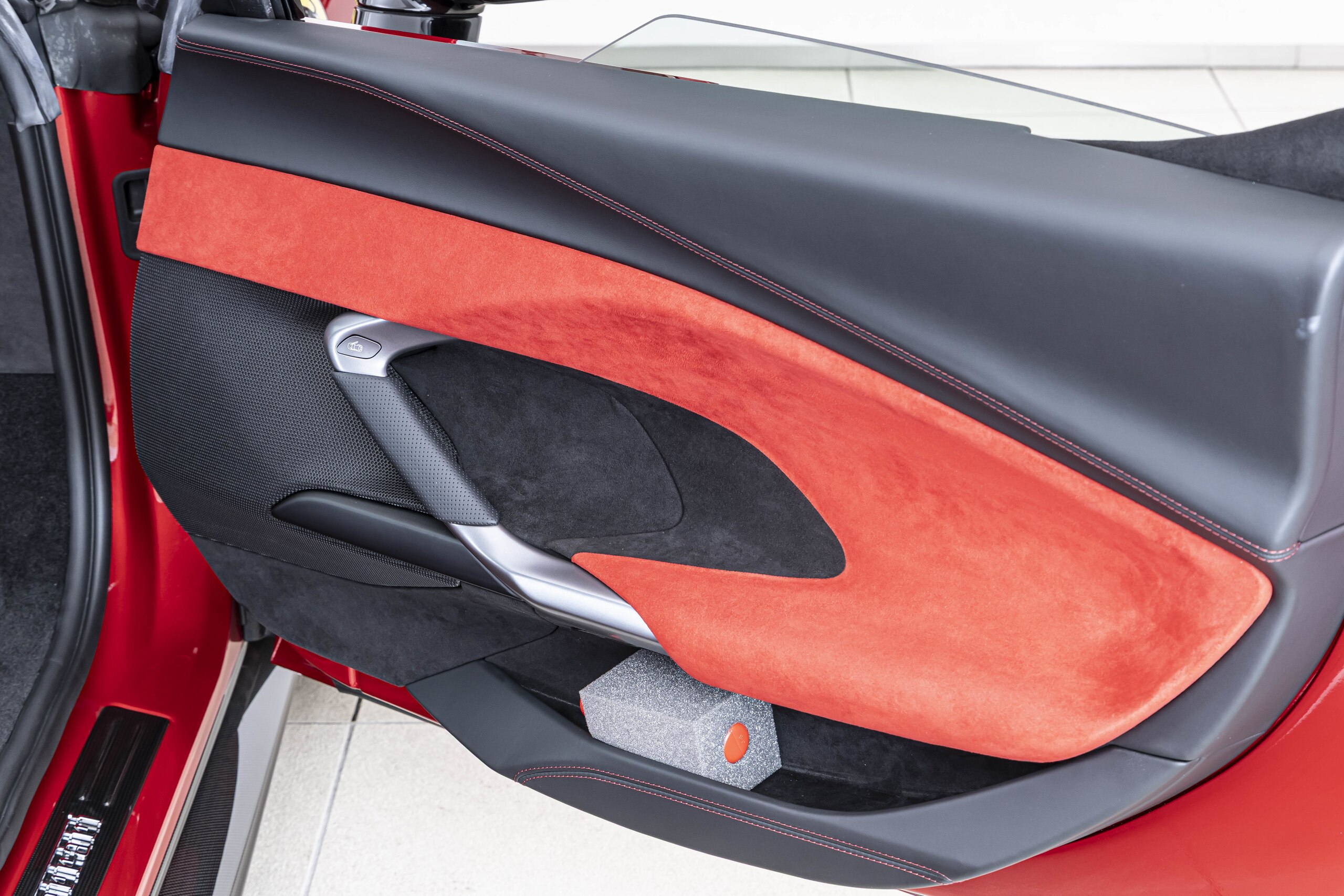 2024 Ferrari 296GTB - フェラーリ 296GTB F1 DCT Rosso Imola 3年残価75パーセント買取保証プログラム カーボンファイバーステアリングホイールLED 付き カーボンファイバーフロントスポイラー カーボンファイバーエンジンルーム サスペンションリフト