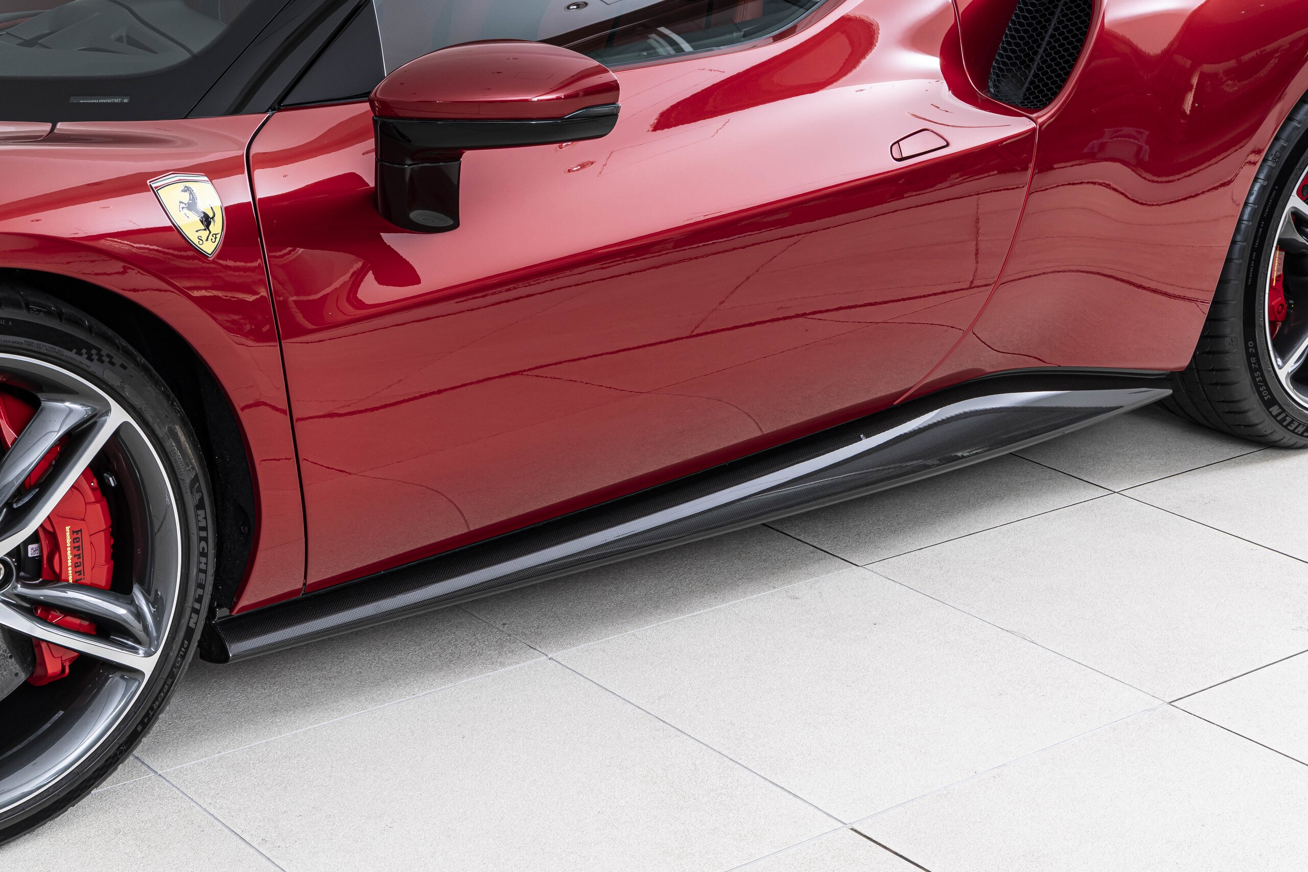 2024 Ferrari 296GTB - フェラーリ 296GTB F1 DCT Rosso Imola 3年残価75パーセント買取保証プログラム カーボンファイバーステアリングホイールLED 付き カーボンファイバーフロントスポイラー カーボンファイバーエンジンルーム サスペンションリフト