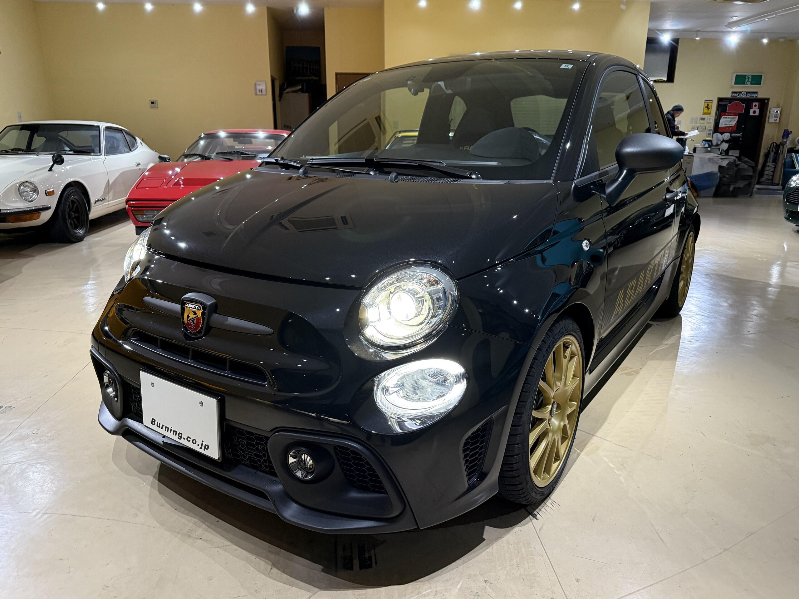 2024 Abarth 695 75th Anniversario - 2024 أبارث 695 75th Anniversario